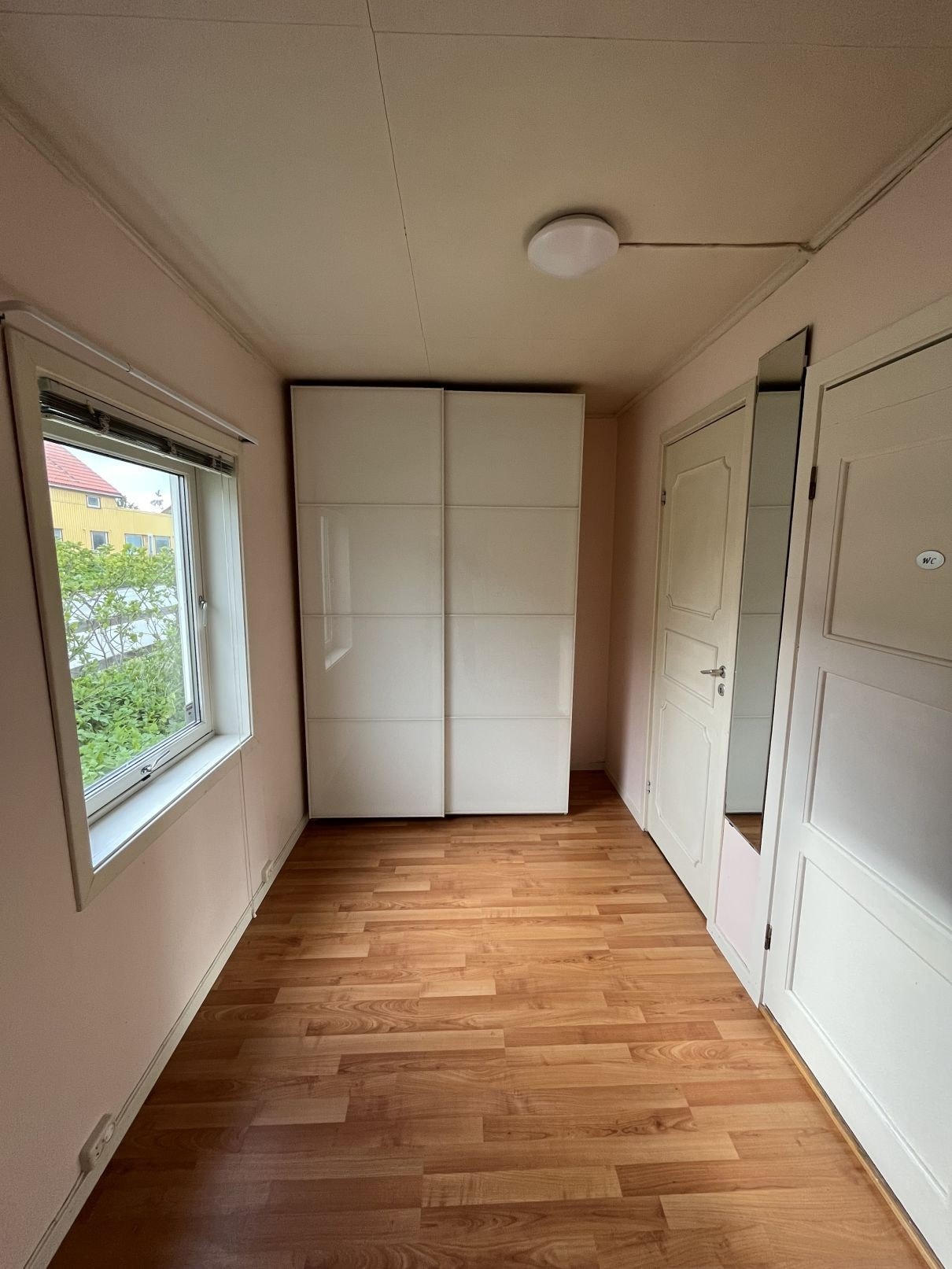Gang med skyvedørsgarderobe Galleribilde