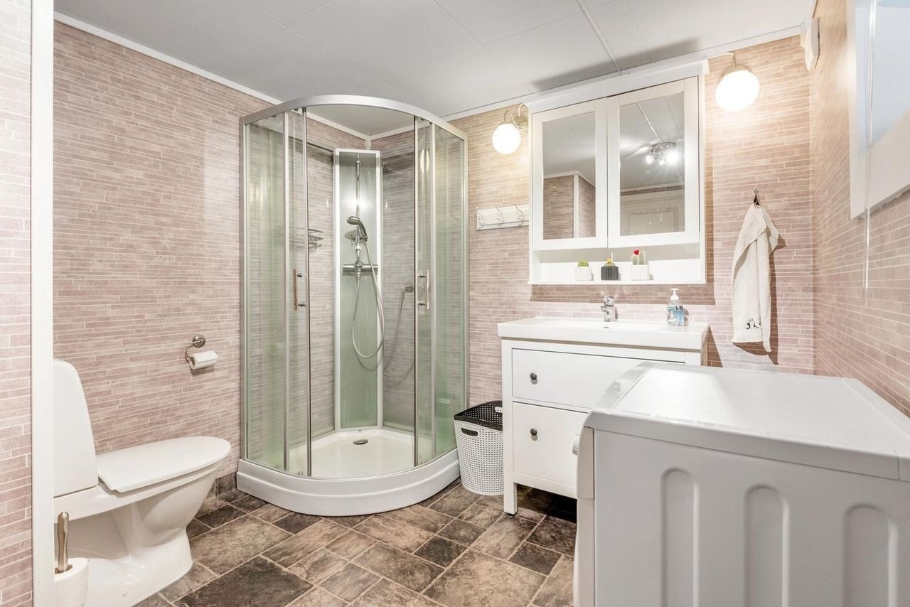 Pent bad. Varmekabler i gulv. Galleribilde