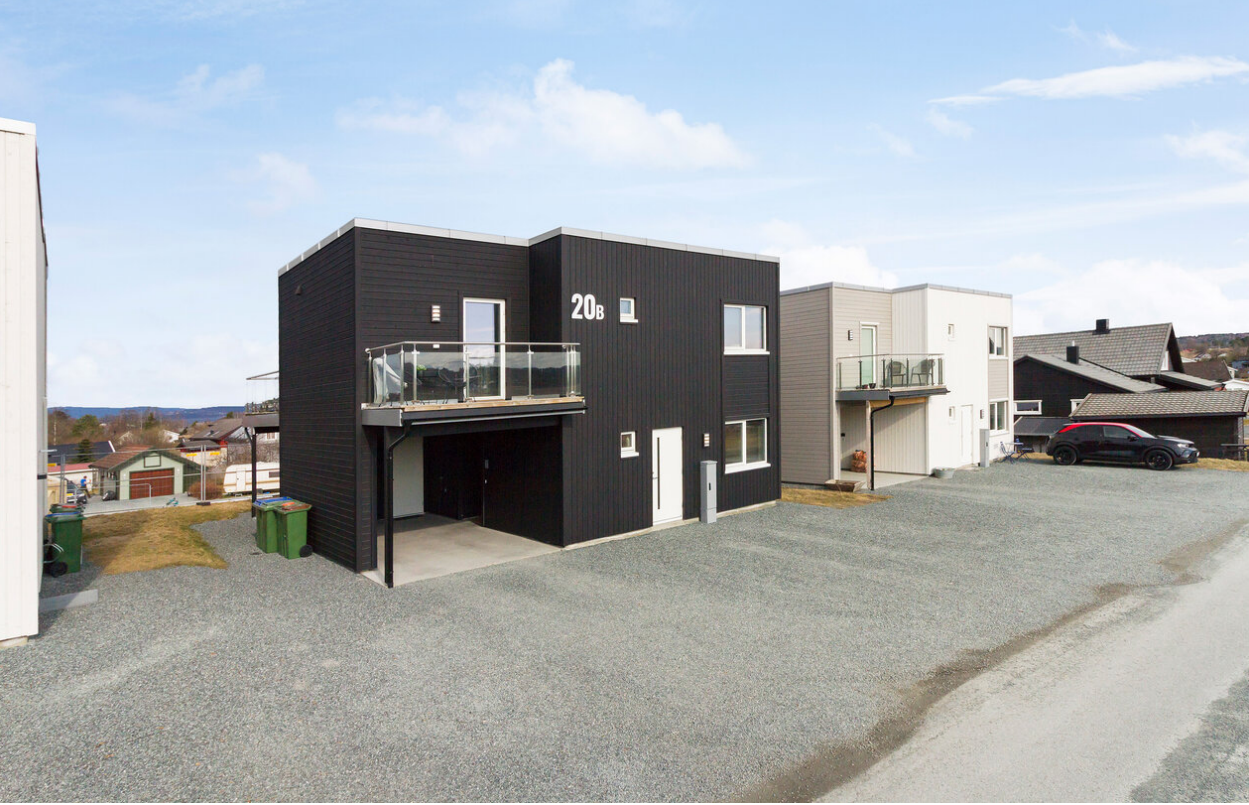 Boligen er nyoppført fra 2021. Egen inngang til hybeldel. Oppstillingsplass til bil. Galleribilde