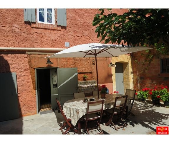 Bakgård med basseng Galleribilde