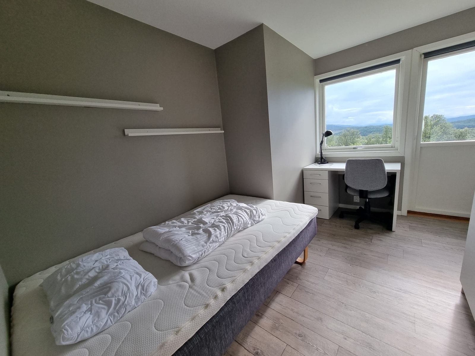 Rom 2 med utgang til hage opptatt Galleribilde