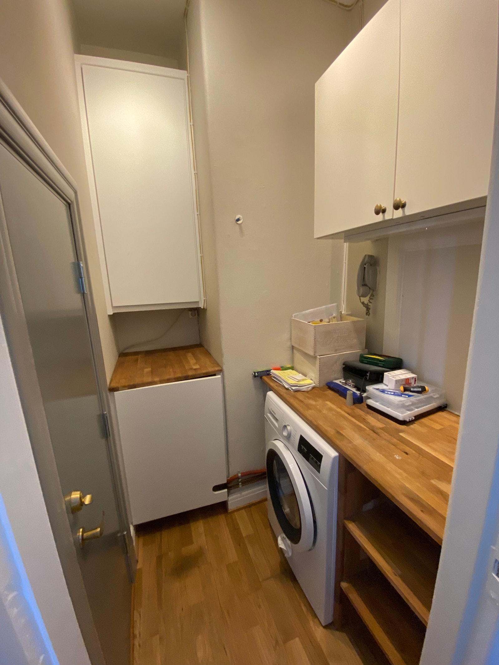 Vaske og lagringsrom med utgang branntrapp Galleribilde