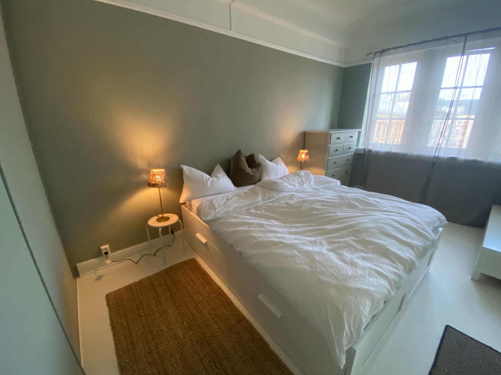 Soverom, ny seng, 160 cm, med store skuffer under sengen. Galleribilde