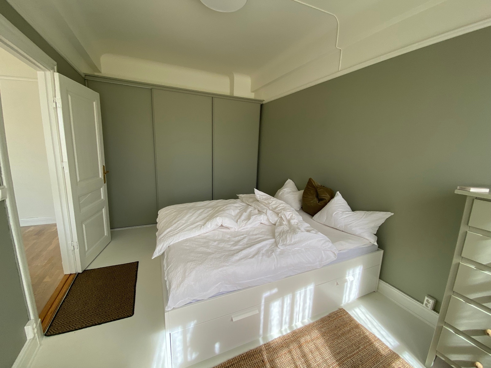 Soverom med stort klesskap Galleribilde