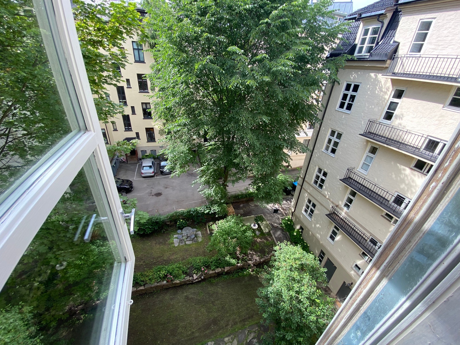 Utsikt fra oppgang til bakhage Galleribilde