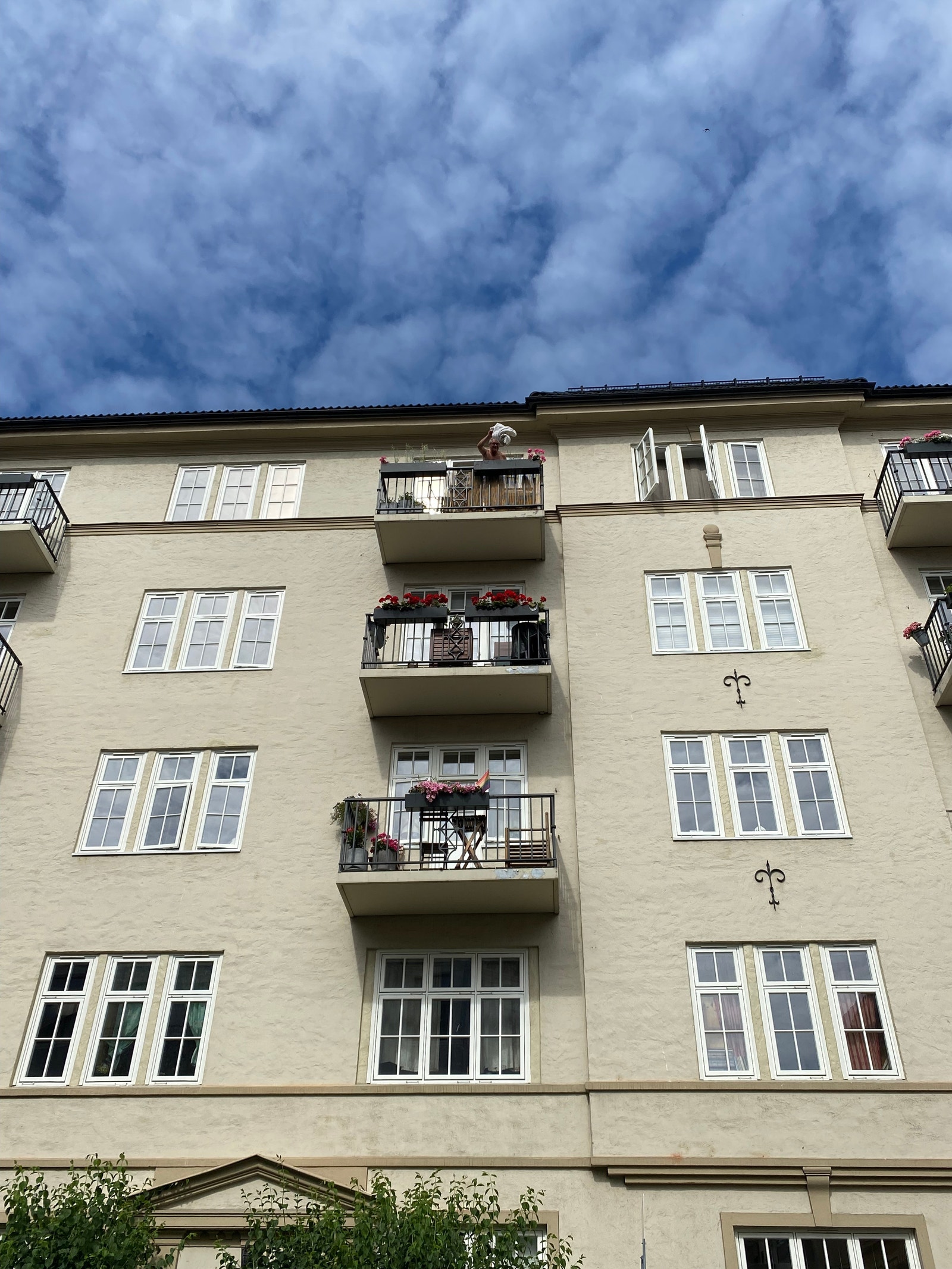 Leiligheten har den øverste balkongen. Galleribilde