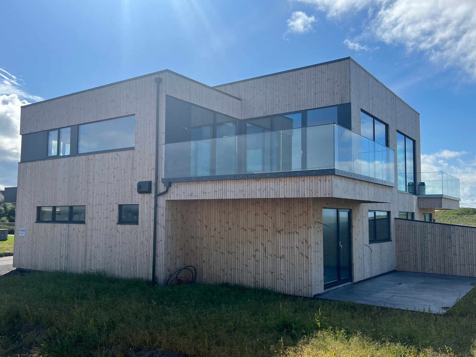 Glass rekkverk og betong platting nede. Galleribilde