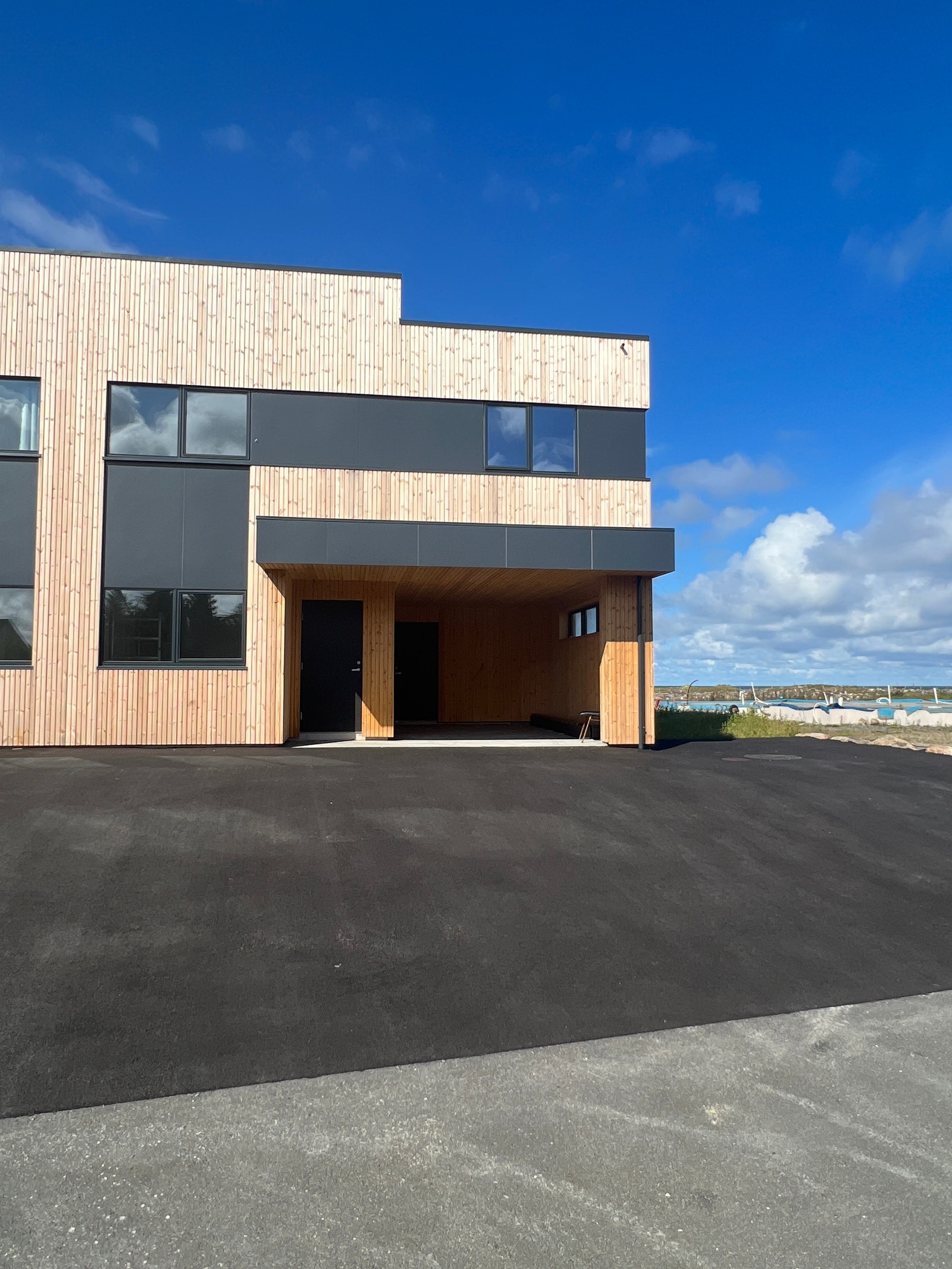 Flott asfaltert oppkjørsel Galleribilde