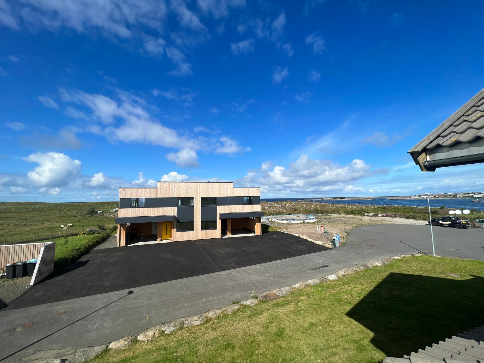 Leilighet til venstre er solgt. Til høyre er for salg. Galleribilde