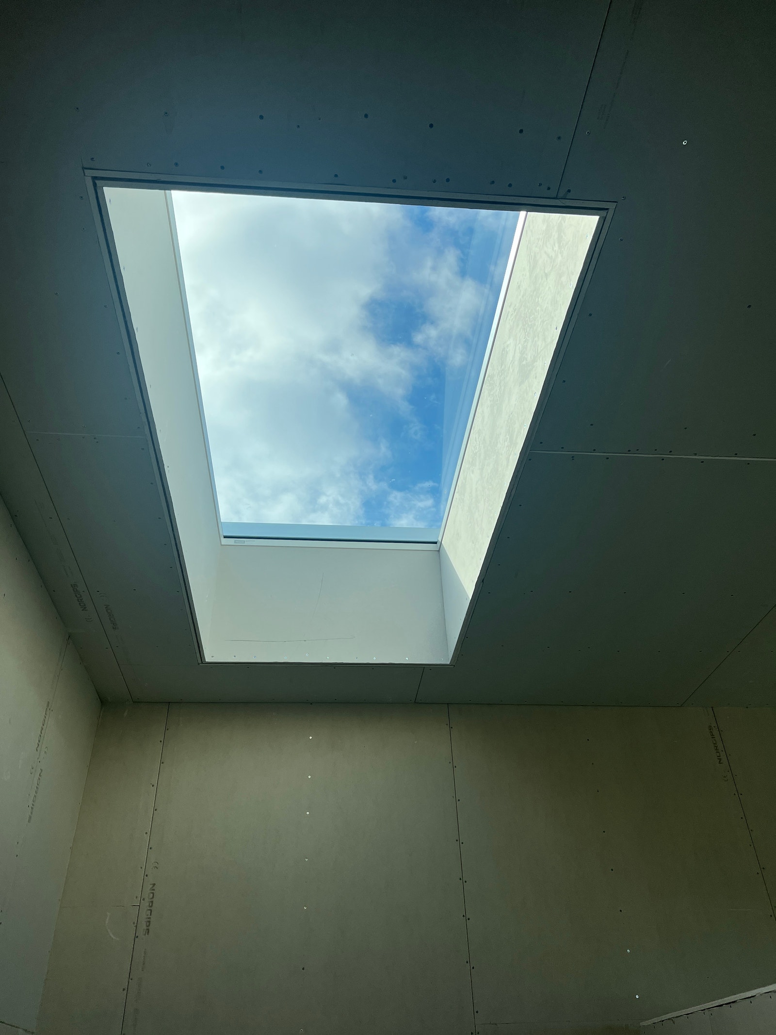 Tøft takvindu som gir en flott effekt med lys inn over trappe oppgangen. Galleribilde