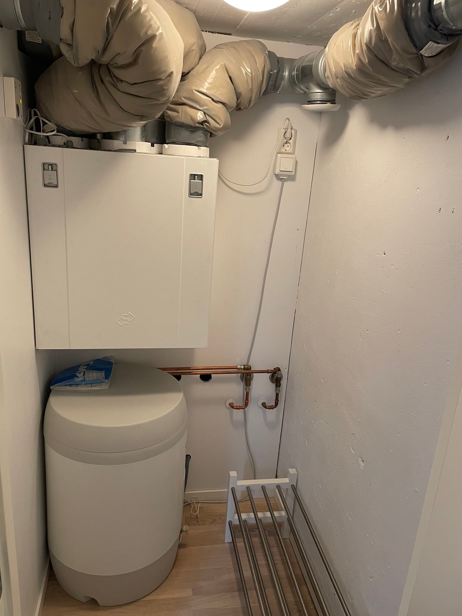 Balansert ventilasjonsanlegg plassert i bod. Plass til kofferter osv. Galleribilde