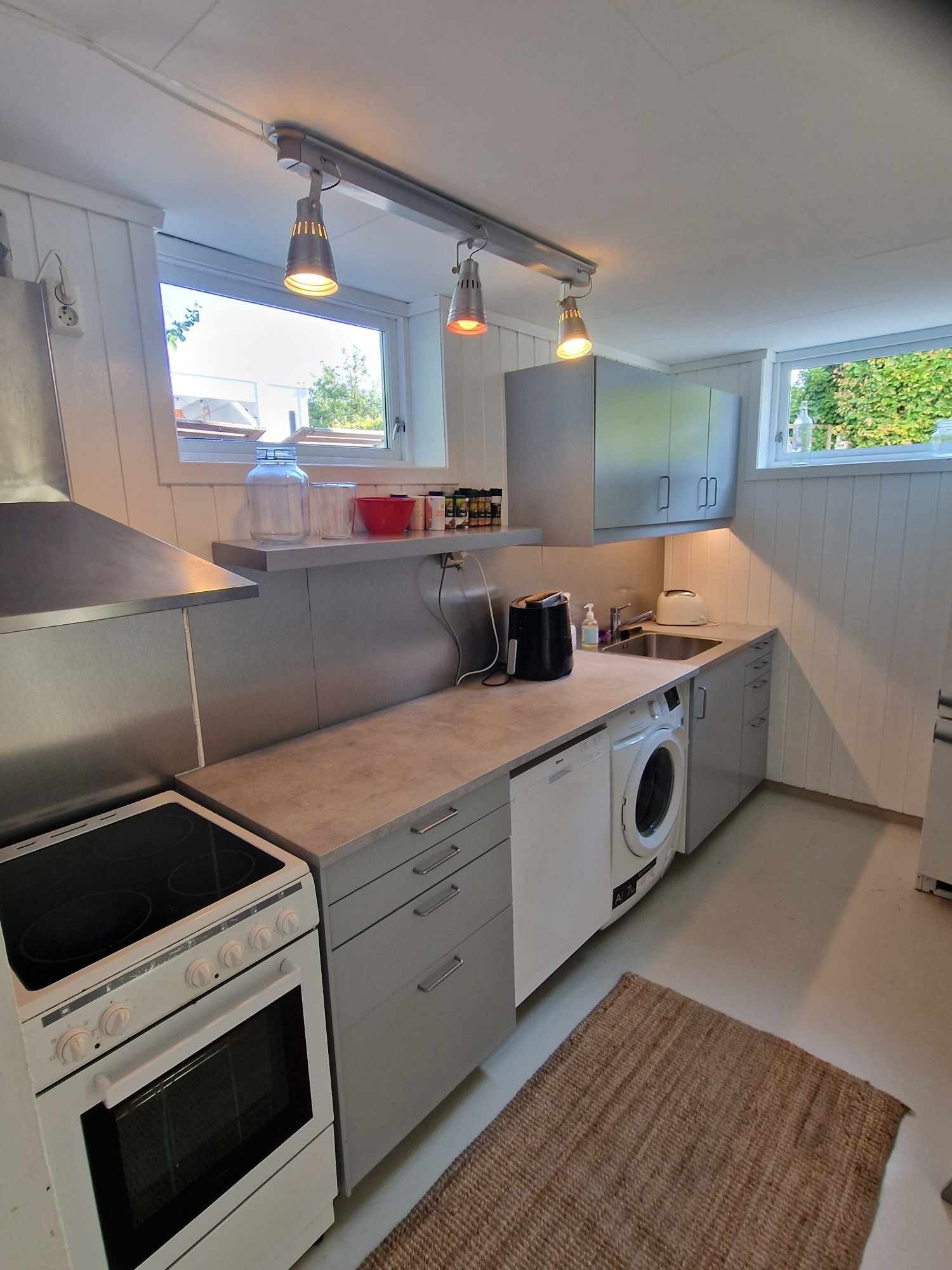 Kjøkken. Med vaskemaskin, oppvaskmaskin. Galleribilde