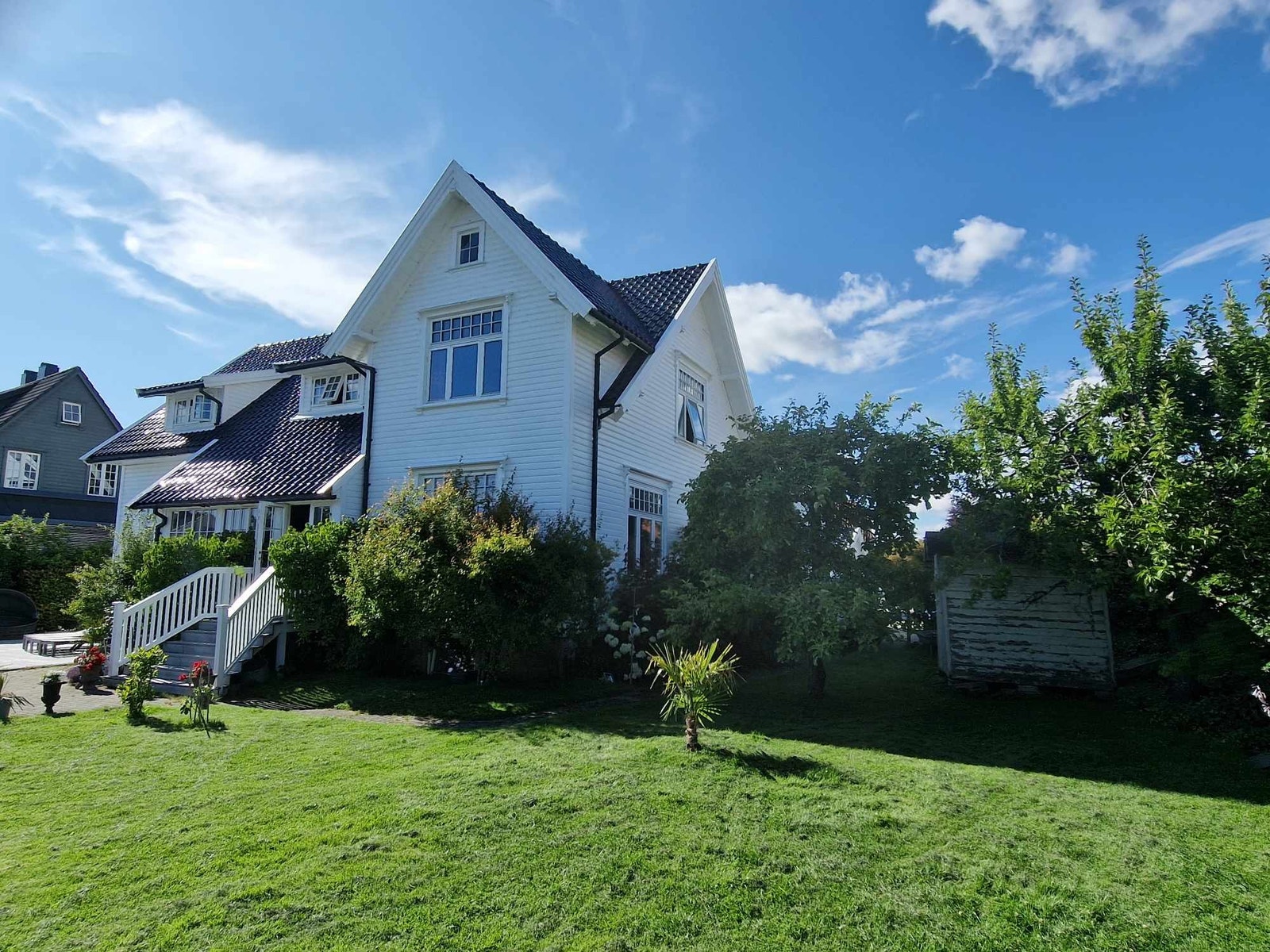 Hus sett fra hagen Galleribilde