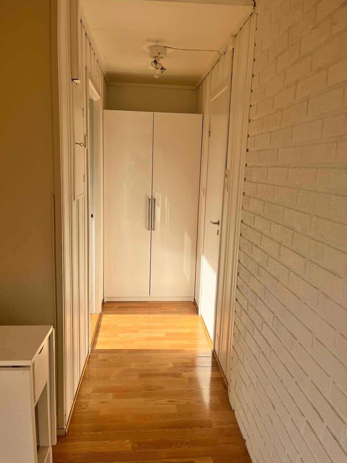 Skapplass mellom soverom og bad Galleribilde