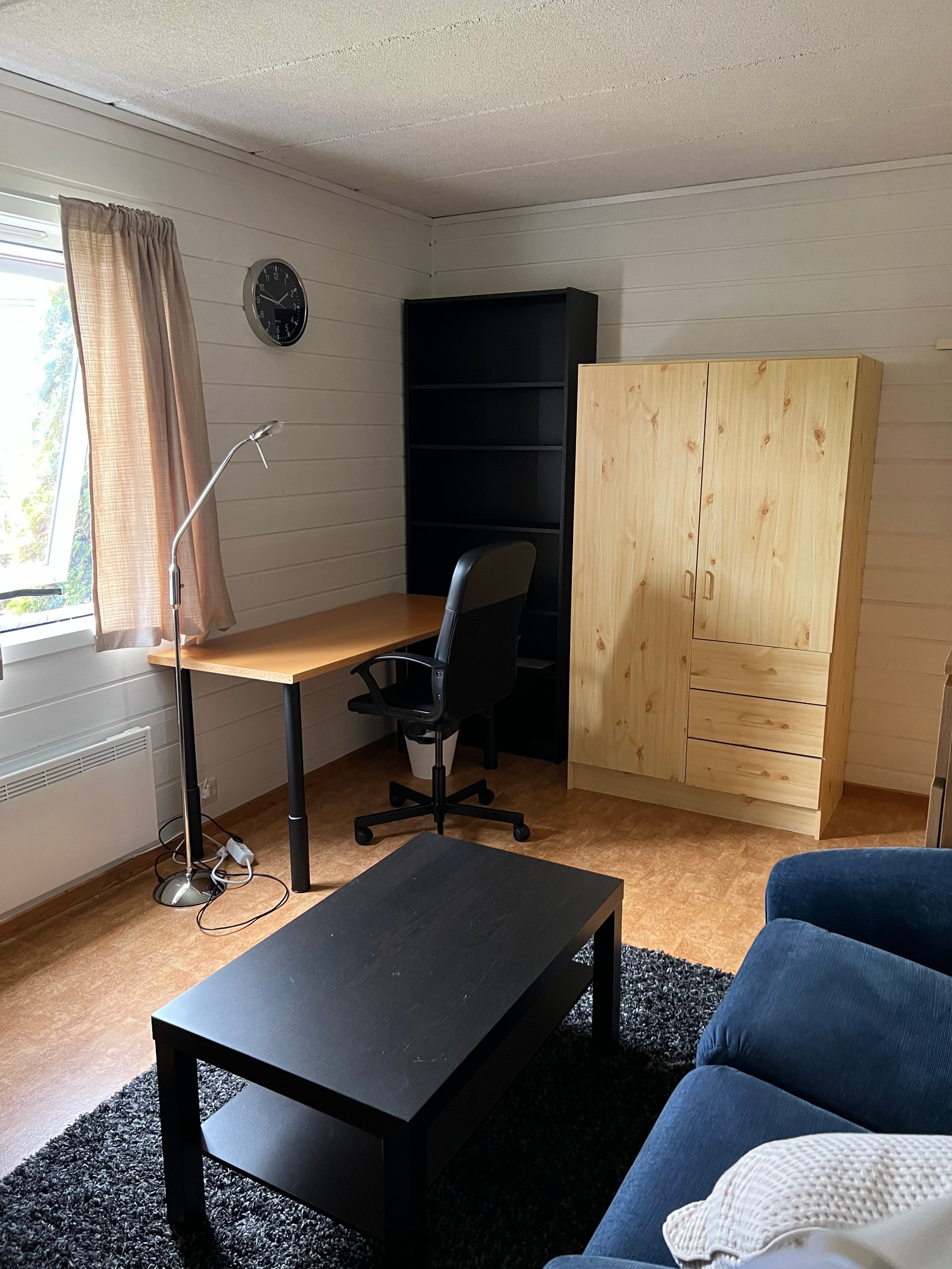 Utleid. Hybel nr. 4: 14,4 kvm. Rikelig med dagslys ved arbeidsplassen. Stort vindu 120x110 cm. Galleribilde