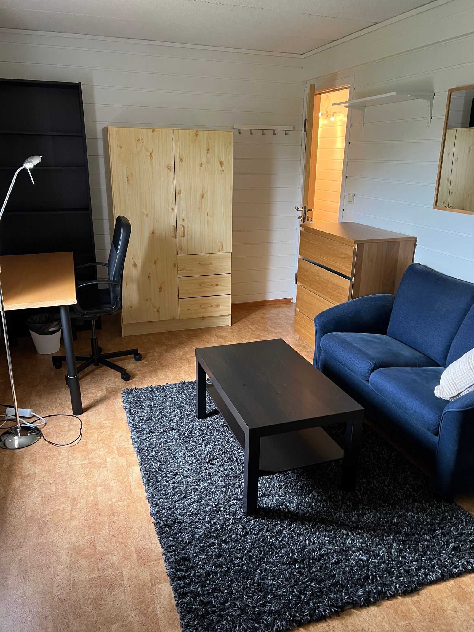 Utleid. Hybel nr. 4: 14,4 kvm. Sett fra seng. Sofa, god arbeidsplass med kontorstol, bokhylle, kommode og klesskap. Galleribilde