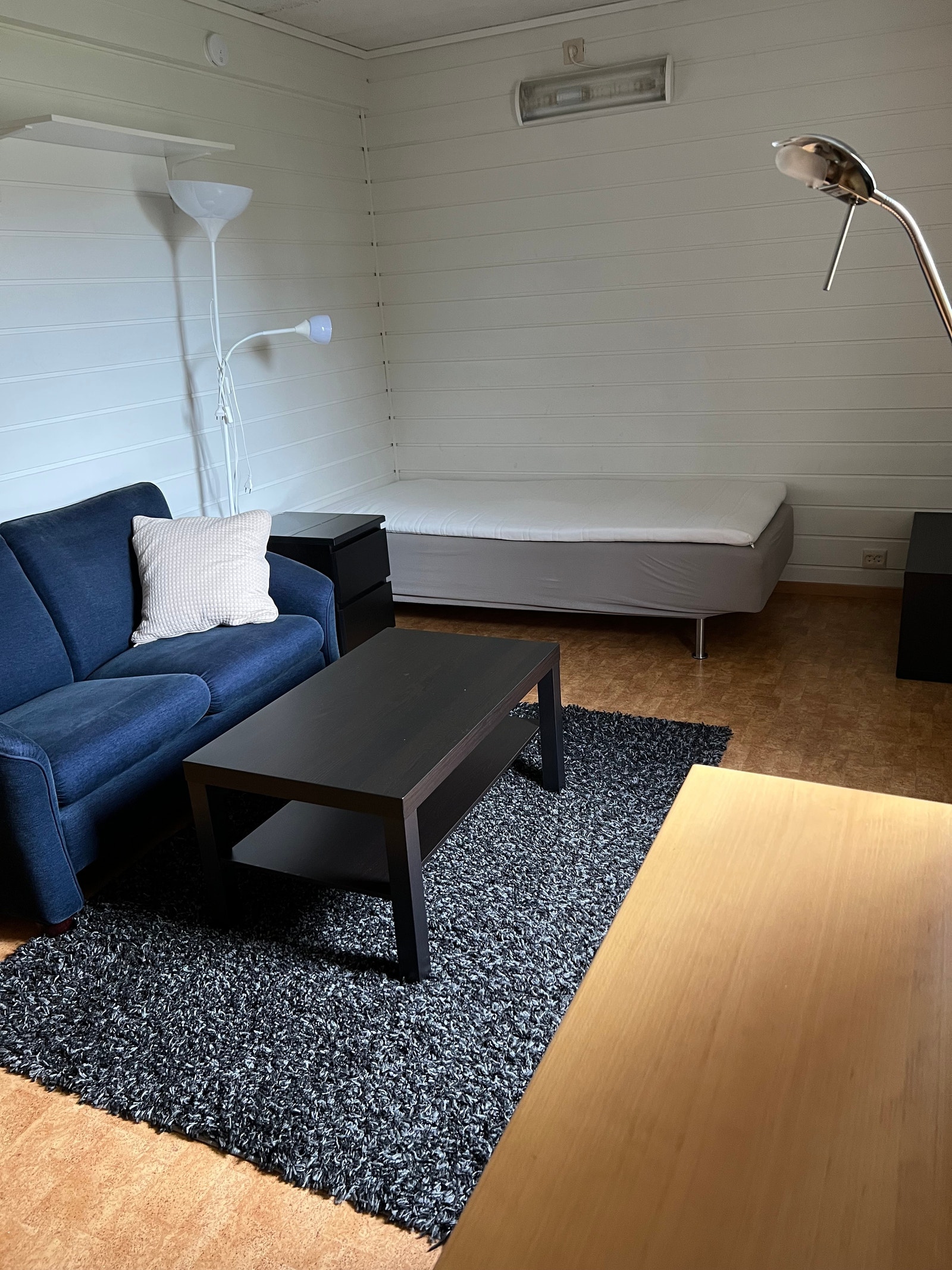 Utleid. Hybel nr. 4: 14,4 kvm. Sofa, sofabord, seng 90x200 cm. og nattbord. Galleribilde