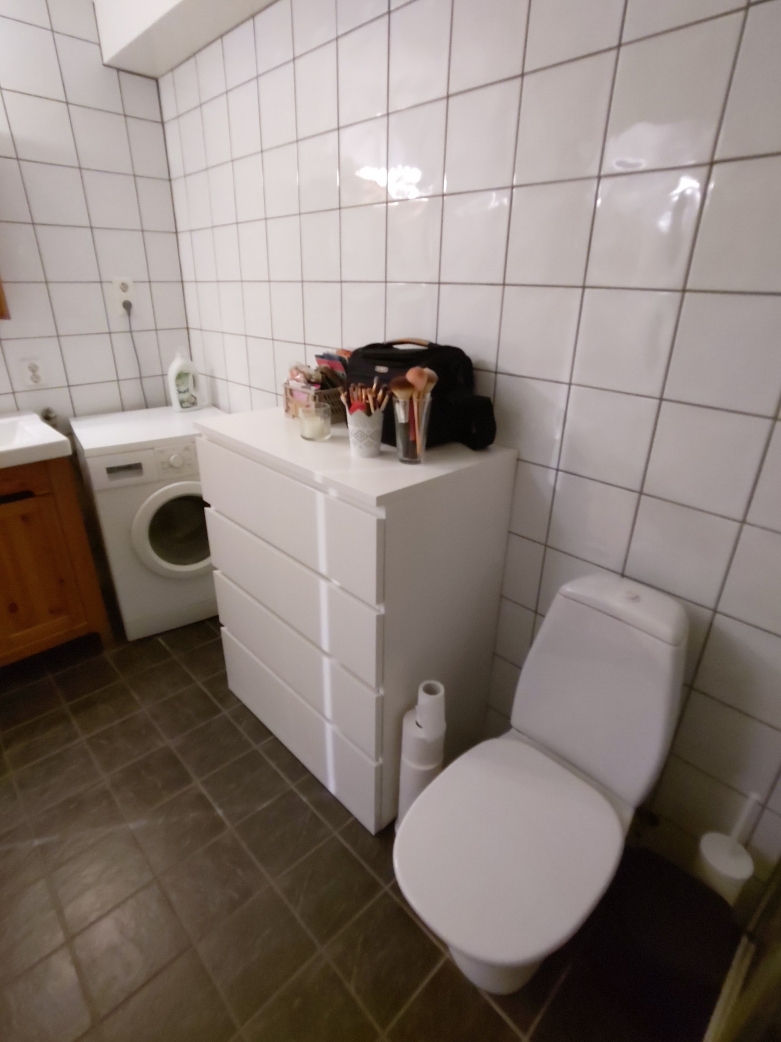 Bad. Kommode med skuffer innkludert. Vaskemaskin. Galleribilde