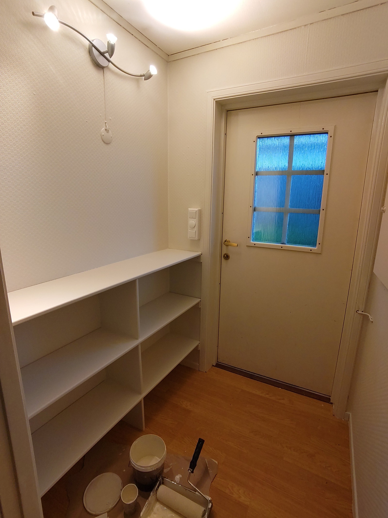 Hyller til oppbevaring av sko, ytterklær og annet. Galleribilde