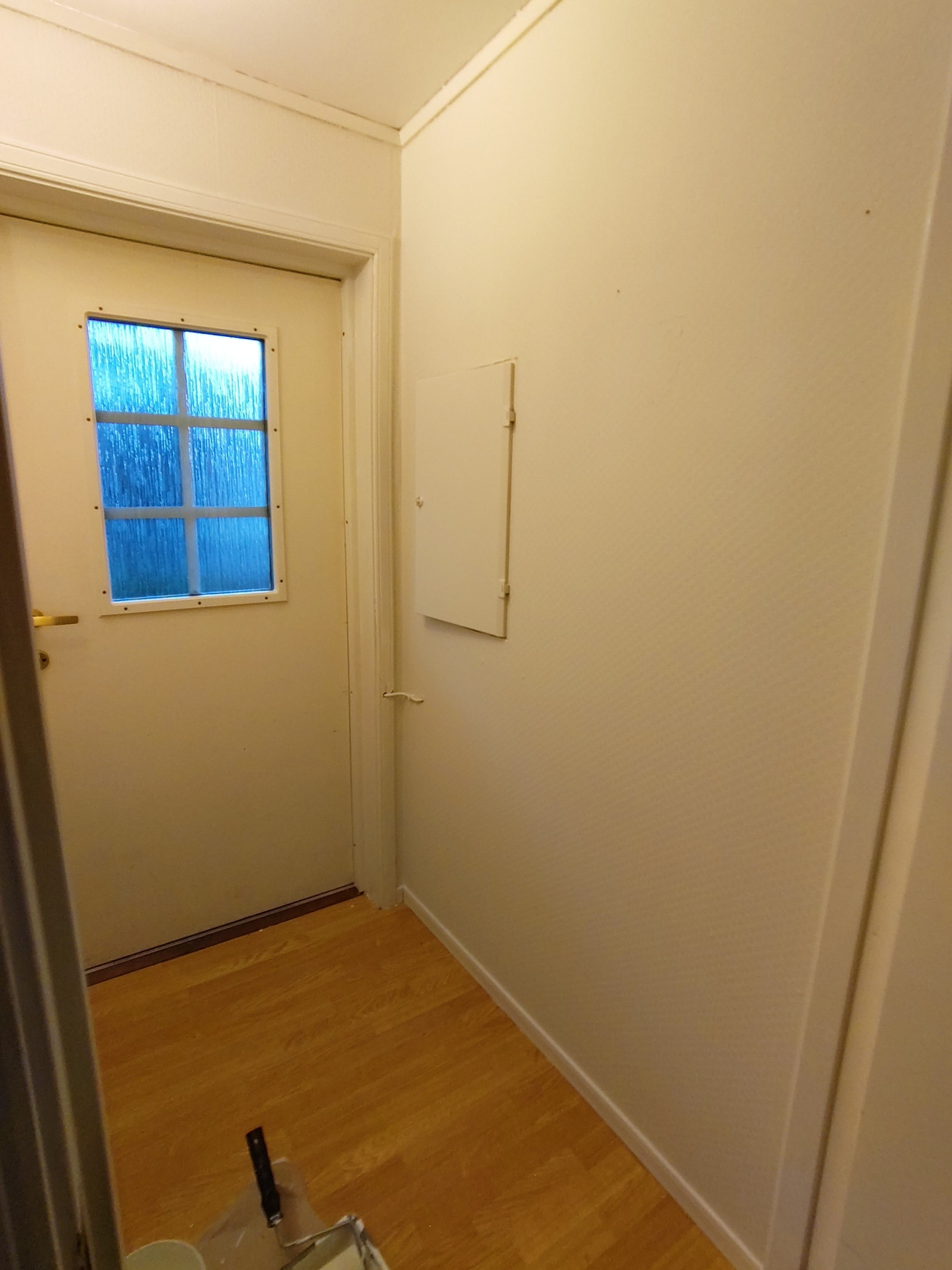 Yttergang. Det henger nå en knaggrekke på denne veggen. Galleribilde