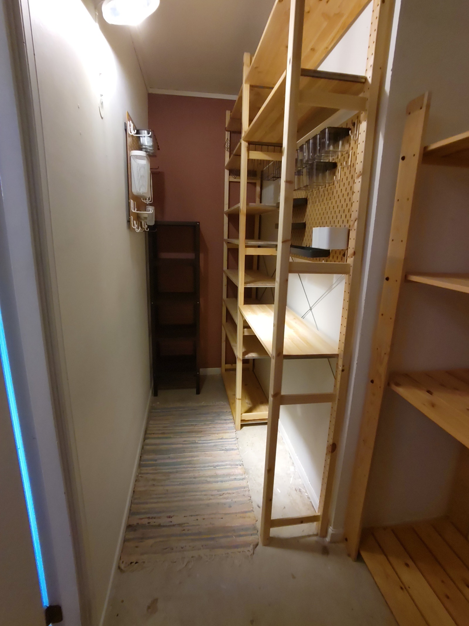 Innendørs bod. Hyller - IVAR fra IKEA inkludert. Galleribilde
