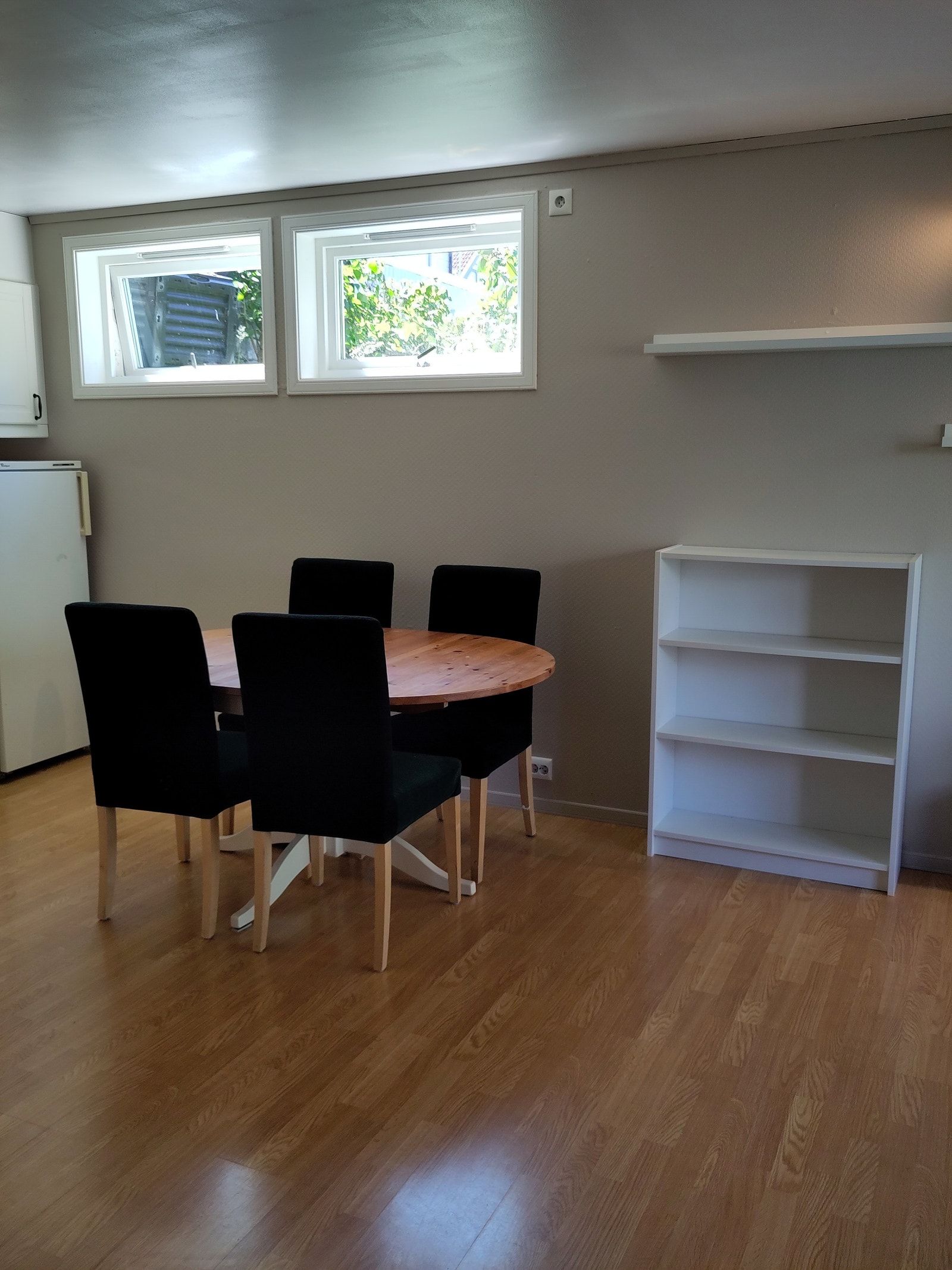 Spisebord (stoler og bord står ikke der lenger). Galleribilde