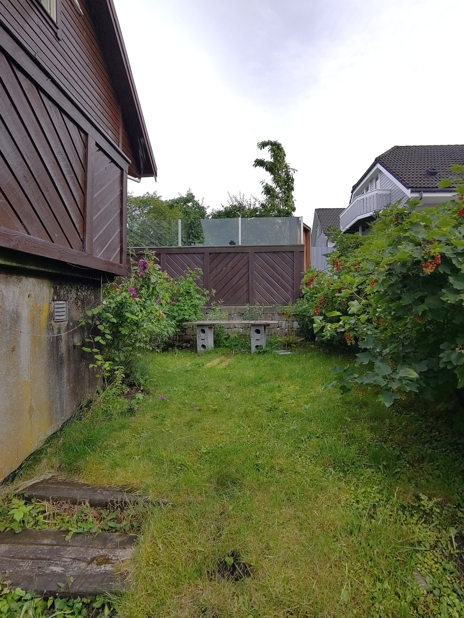Hagen går opp rundt et hushjørne, og dekker to sider av leiligheten. Galleribilde