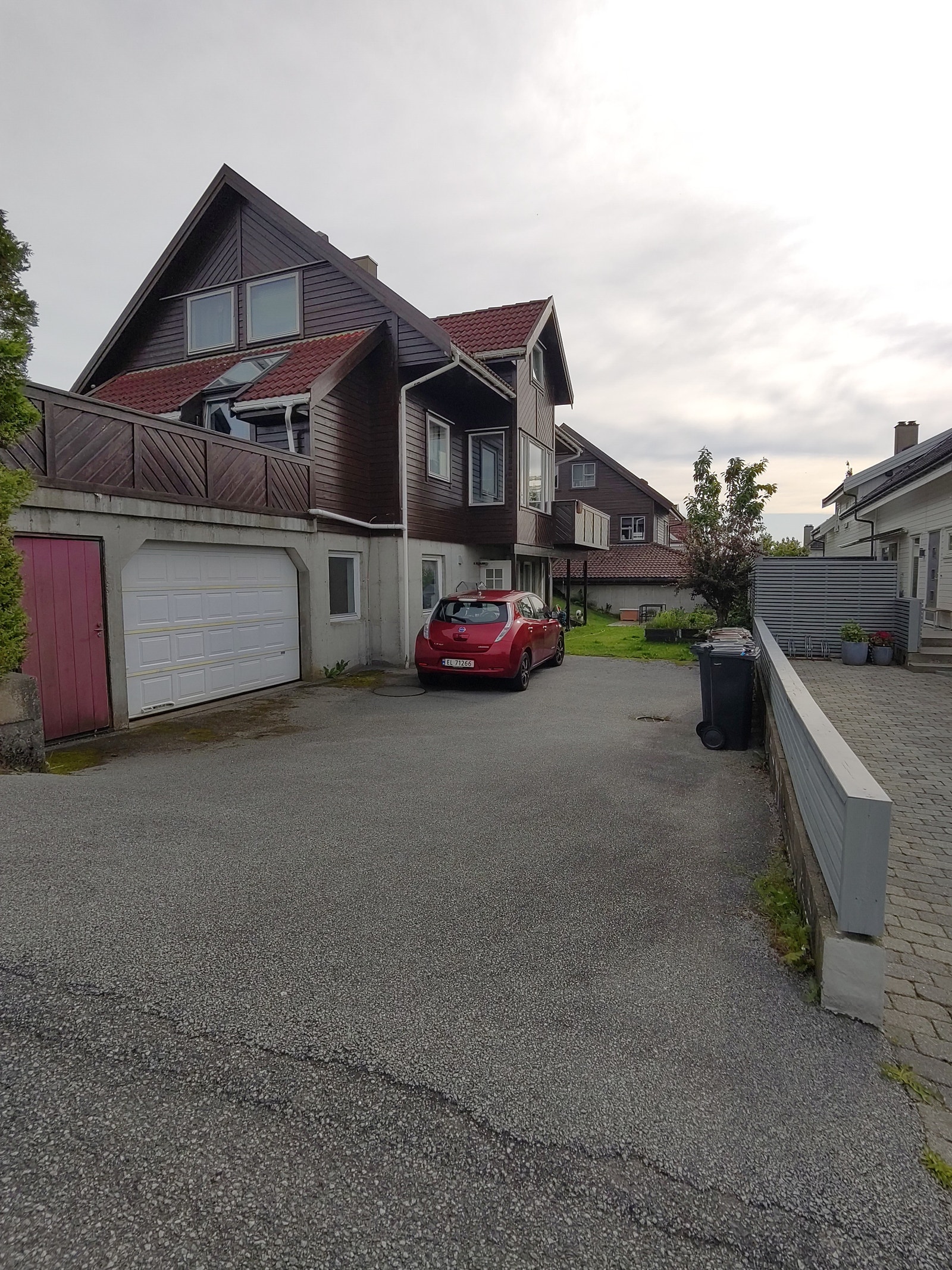 Parkering i gårdsrom, parkeringsplass i garasje. Galleribilde
