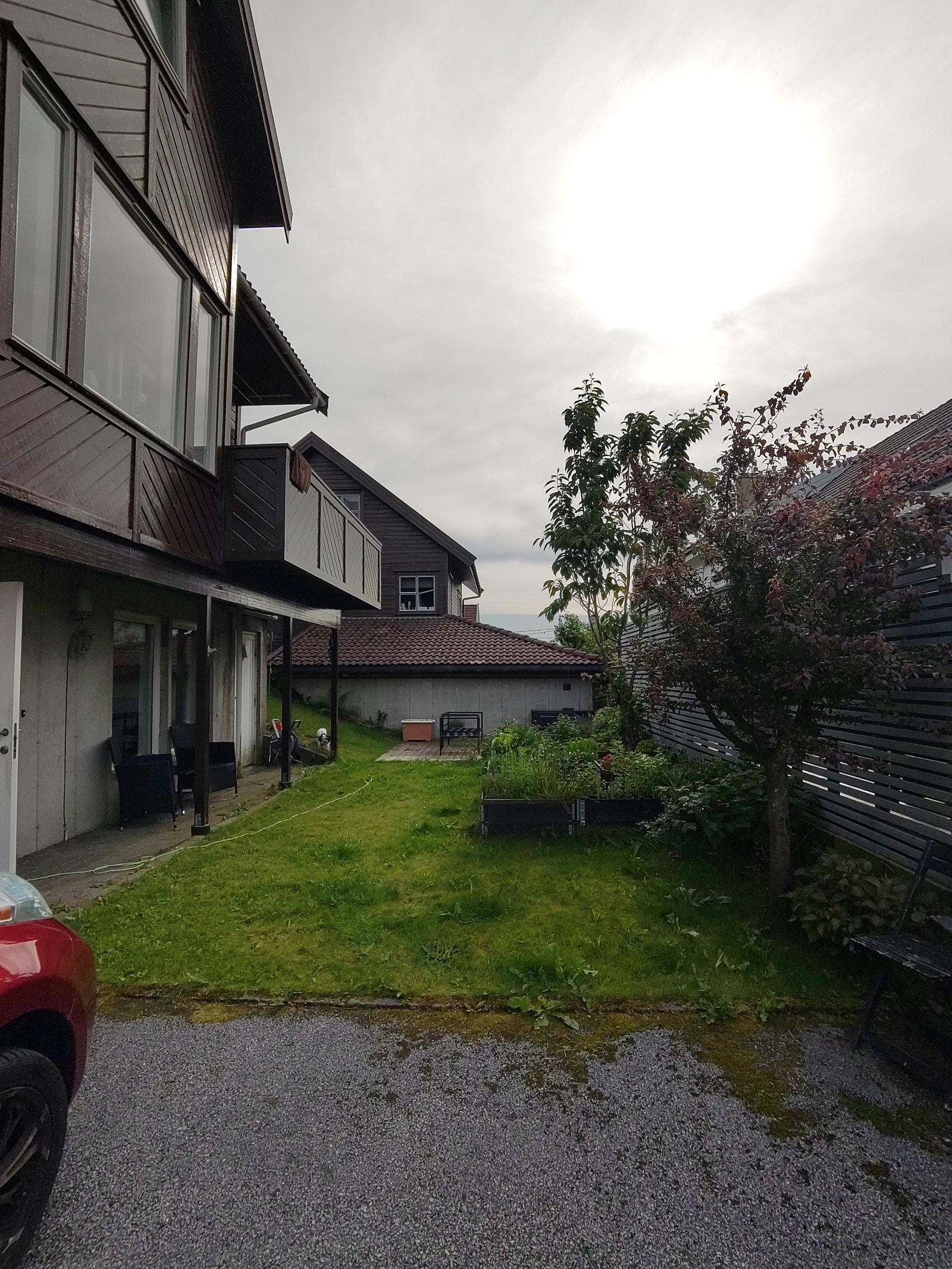 Hagen hører til leiligheten og er ikke delt med andre. Plantekassene er fjernet. Galleribilde