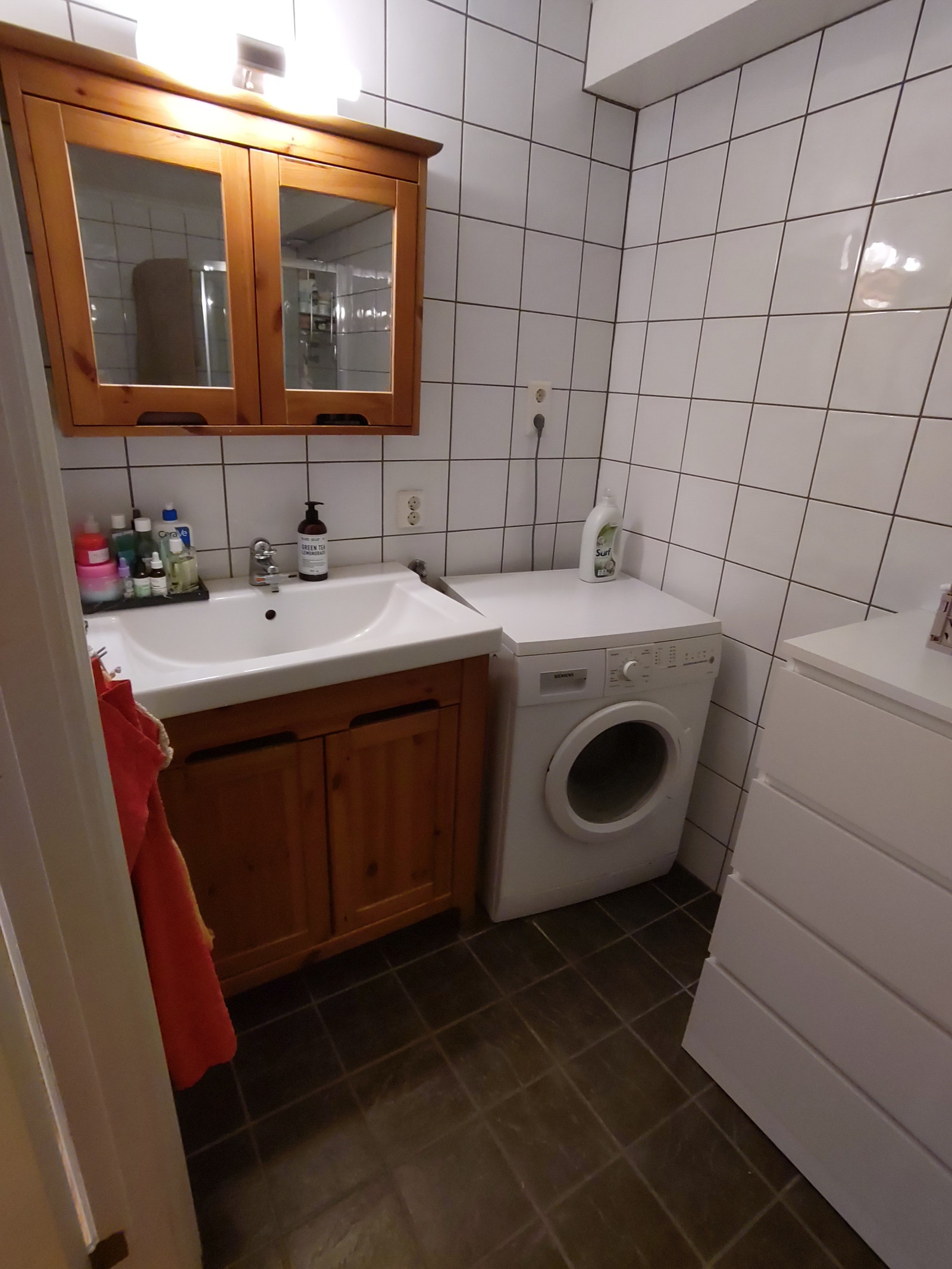 Bad med stor vask. Galleribilde