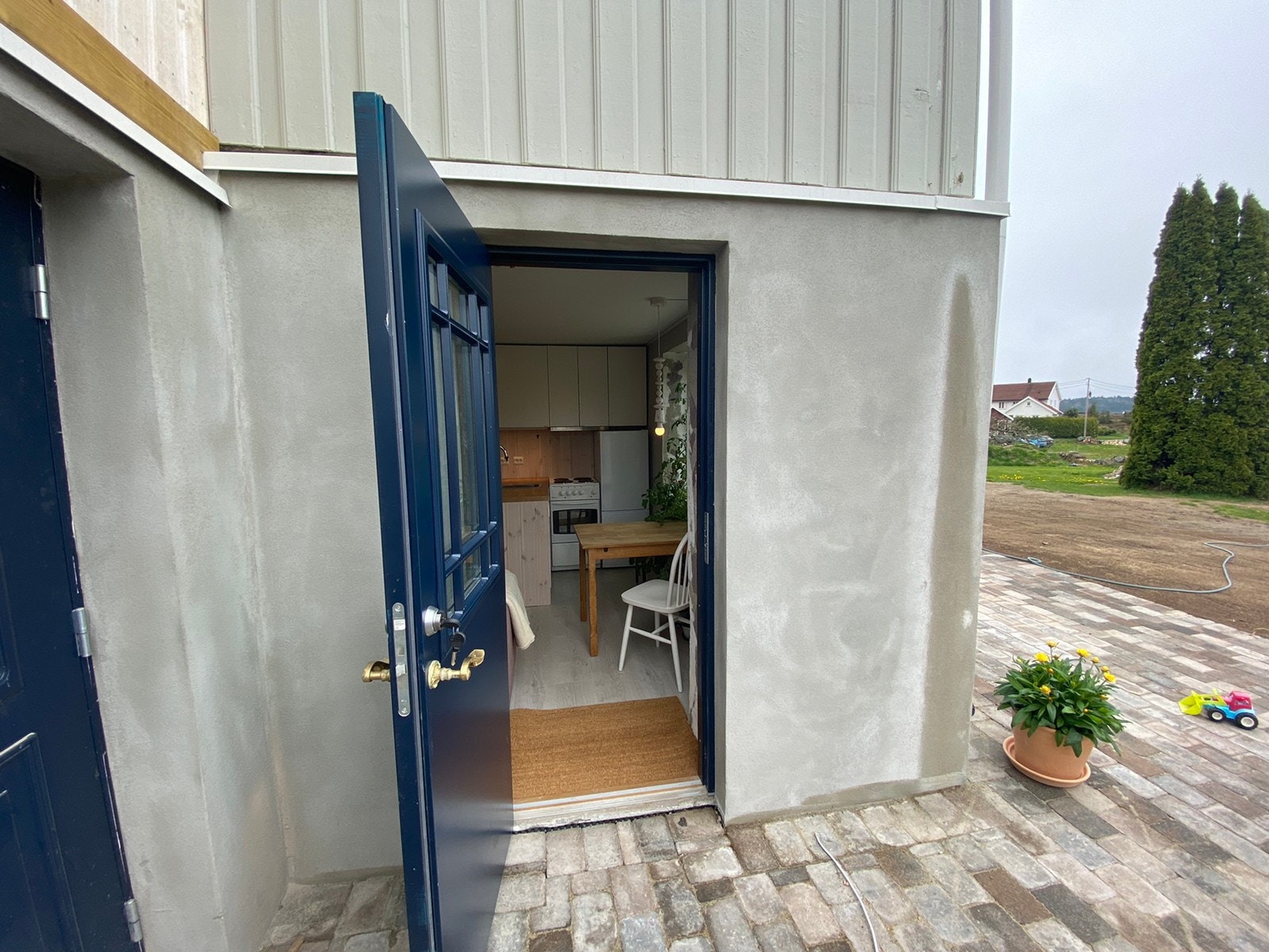 Dette er inngangsdør til leiligheten (før grunnmuren ble malt) Galleribilde