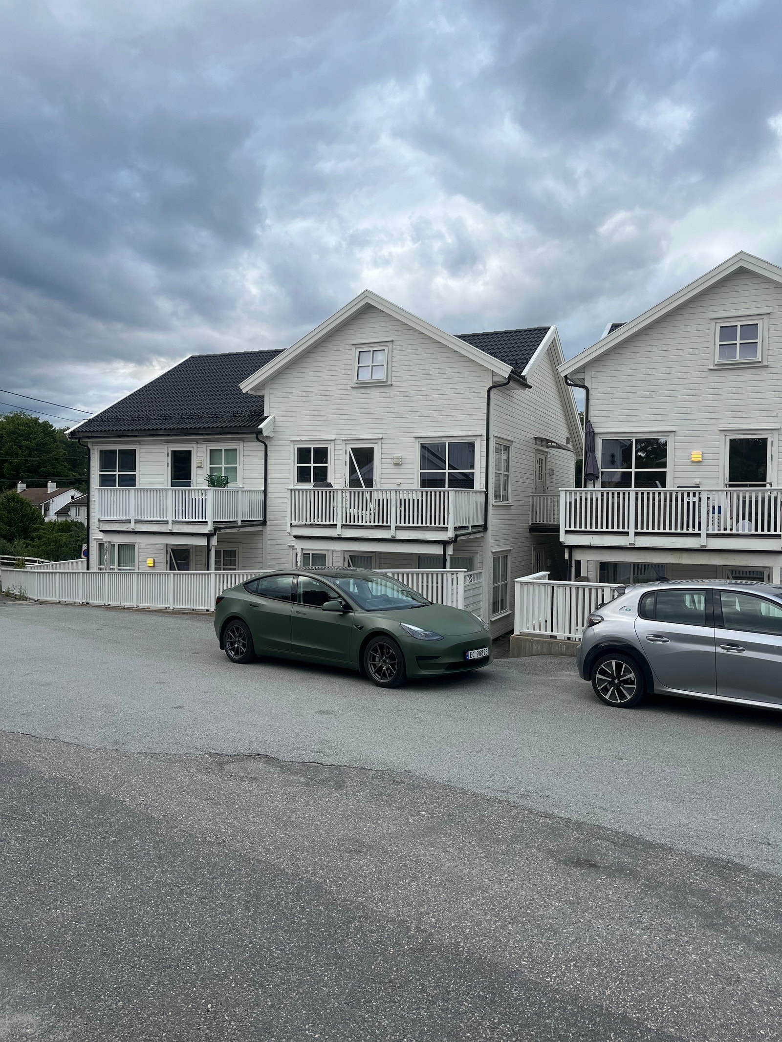 Leiligheten ligger i første etage i bygget til venstre. Galleribilde