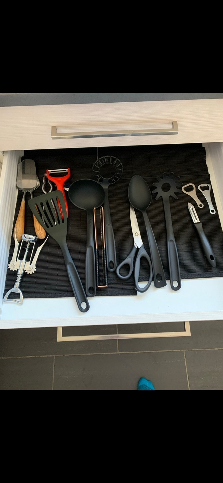 Alt av kjøkkenutstyr ligger klart. Galleribilde