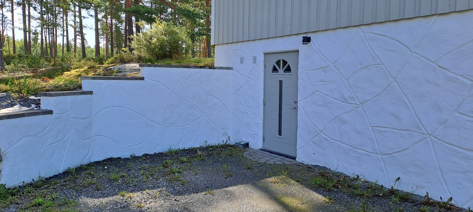 Eget inngangsparti med god plass til utemøbler Galleribilde