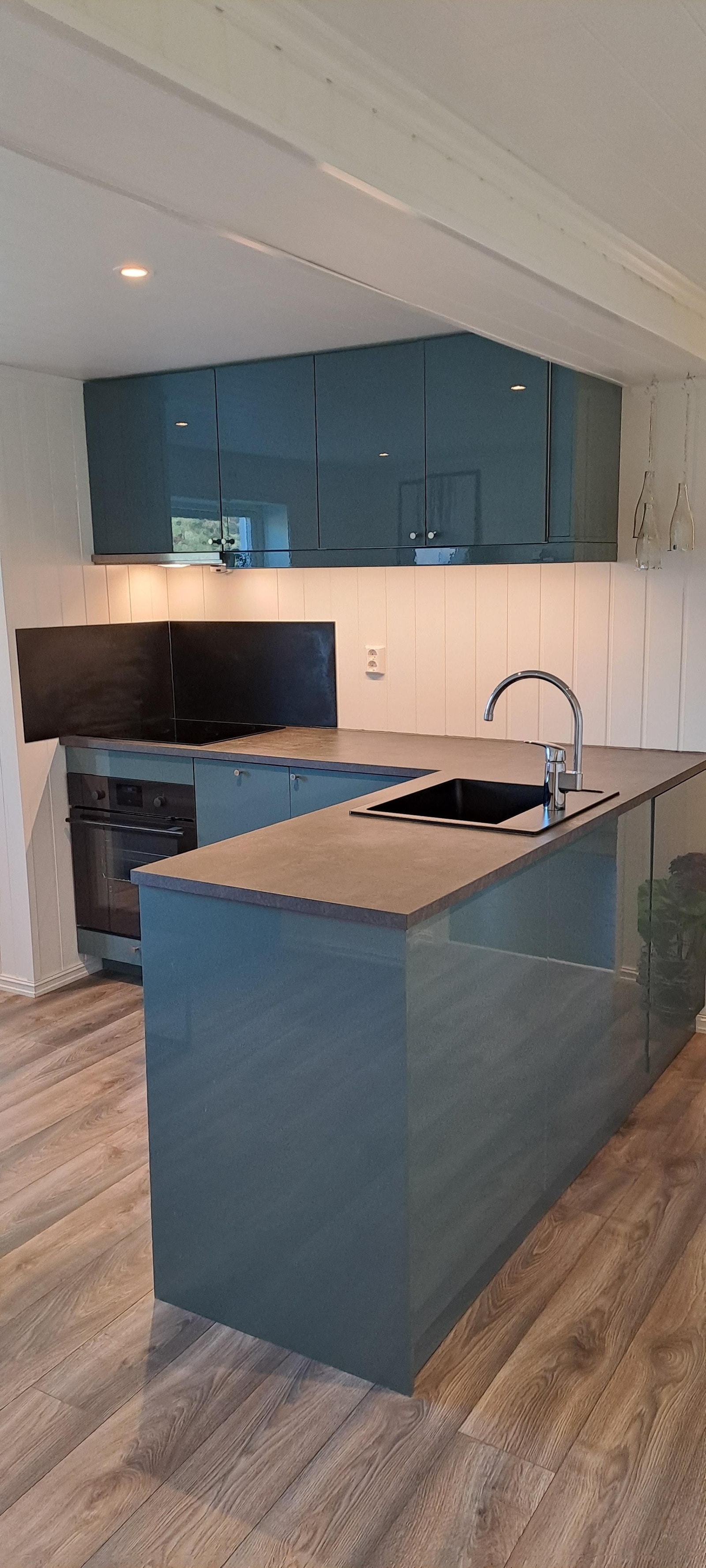 Kjøkkenet med oppvaskmaskin, komfyr og lite kjøleskap Galleribilde