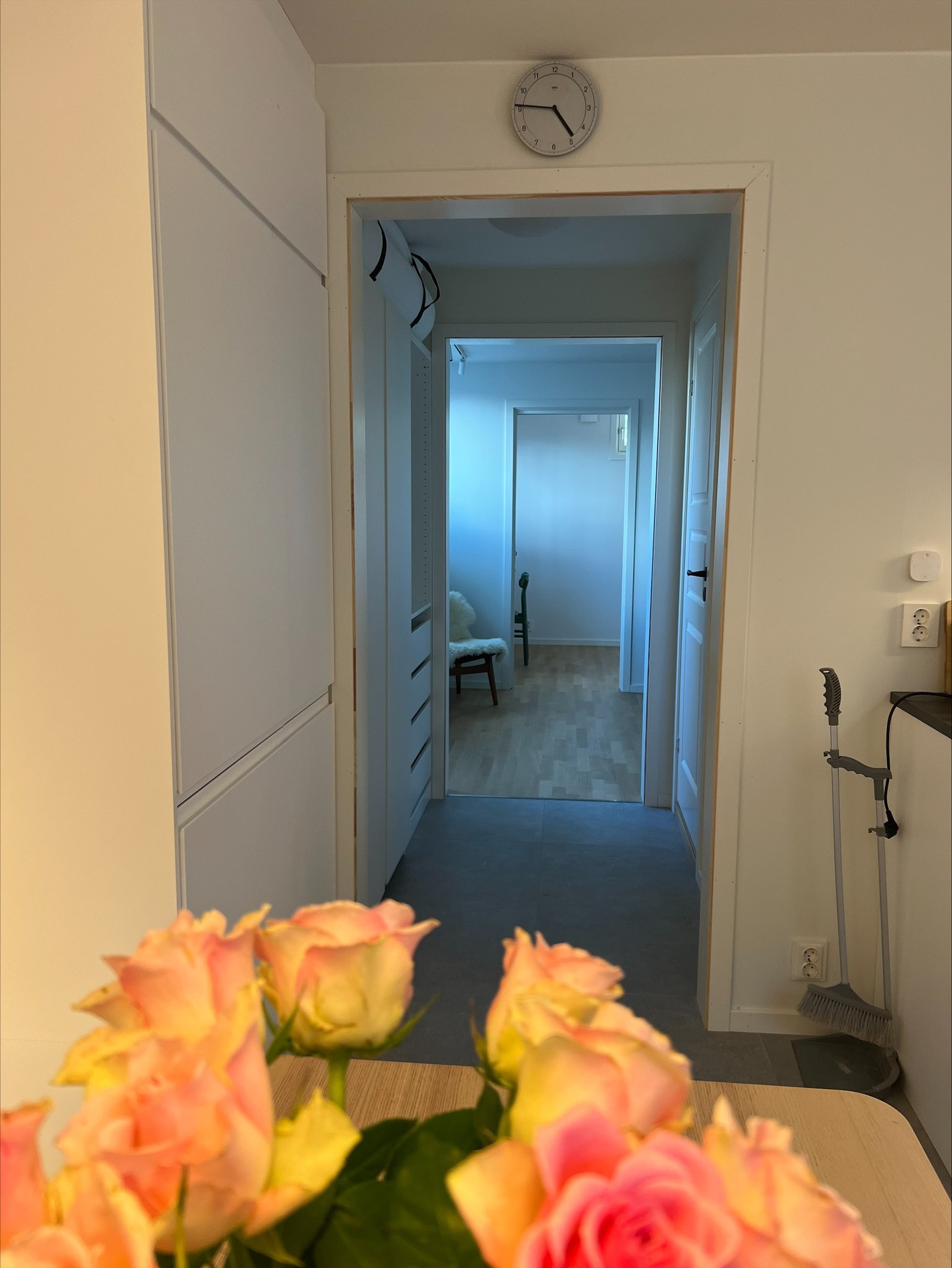 Gang mellom stue og kjøkken, med godt med skapplass Galleribilde