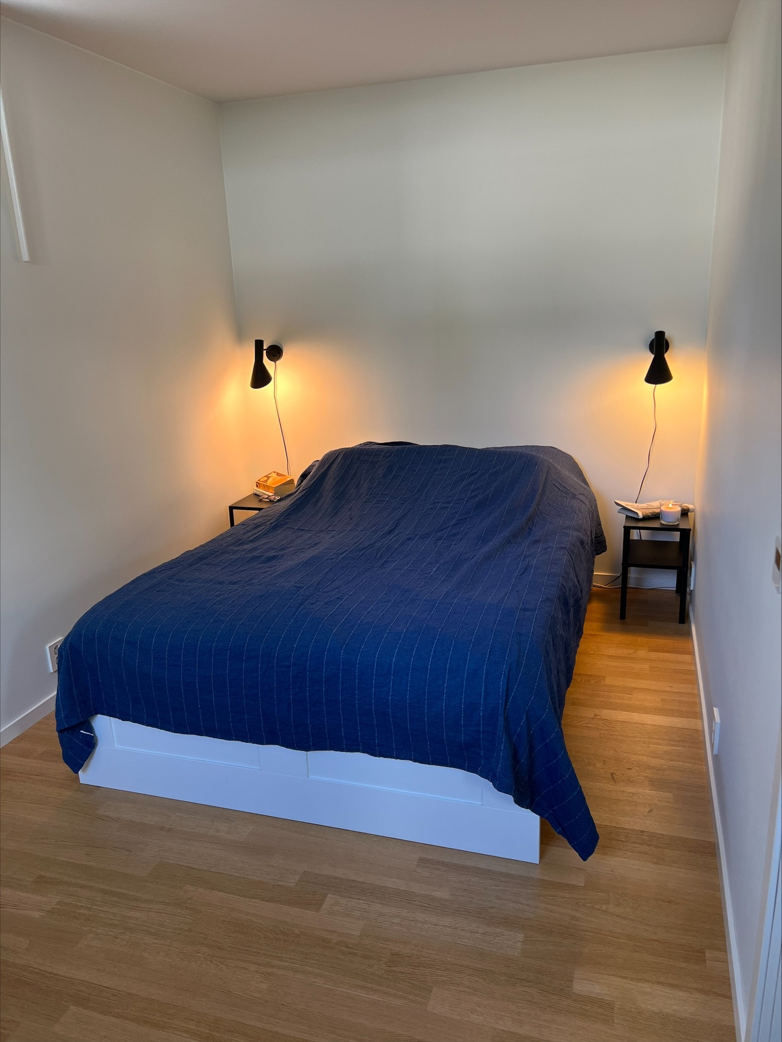 Soverom, møblert med 140cm seng og nattbord Galleribilde