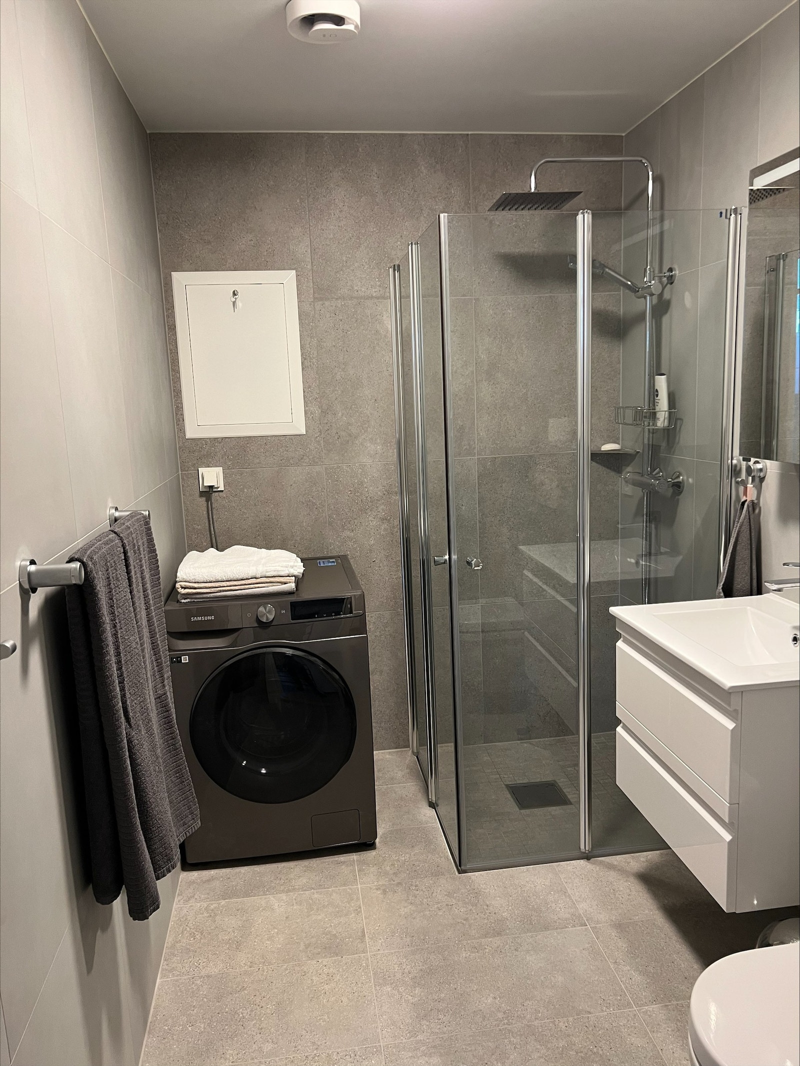 Bad med kombivask og tørkemaskin, og 90cm dusjnisje Galleribilde