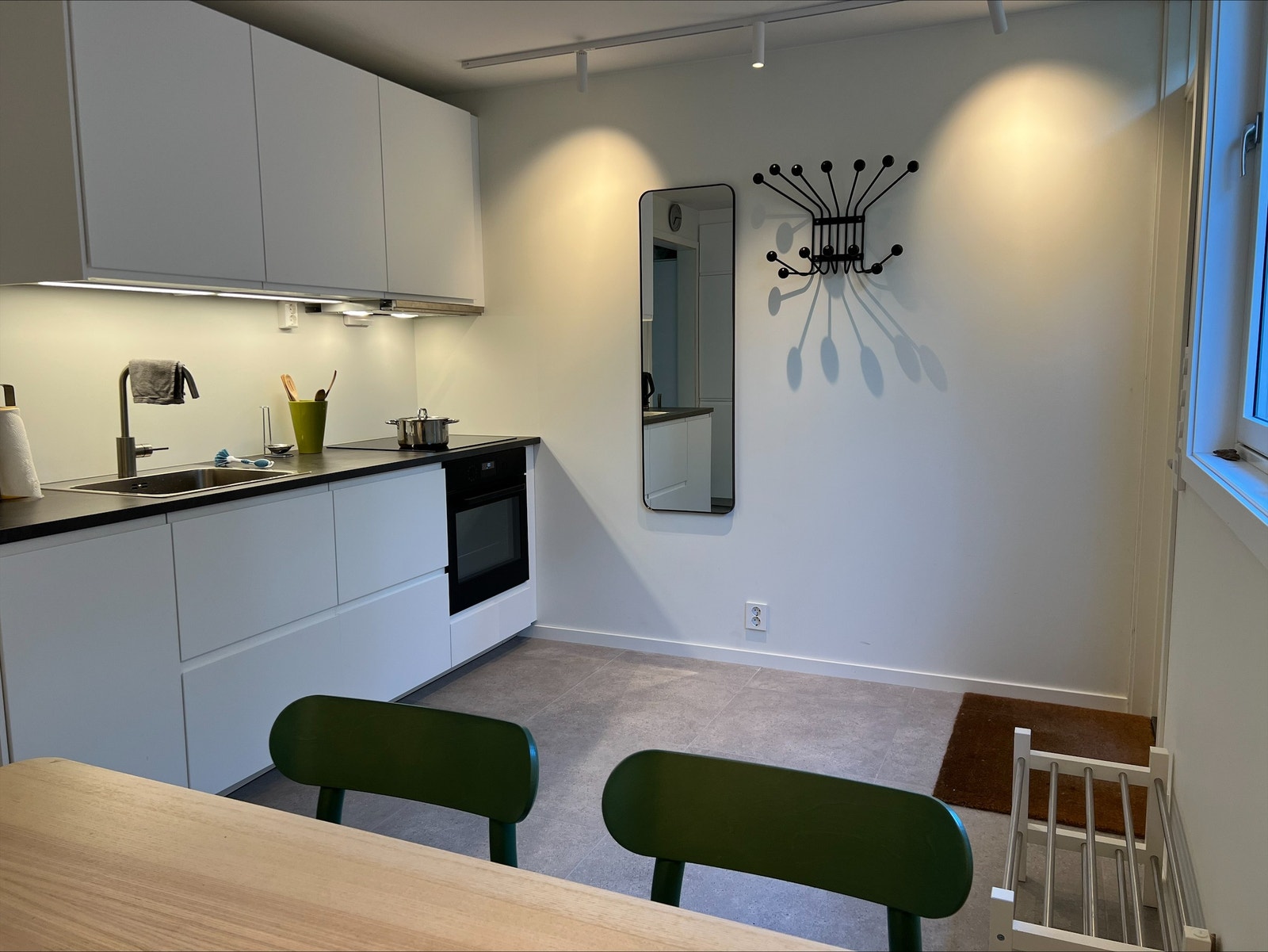 Kjøkken og spiseplass, oppvaskmaskin, stekeovn og platetopp Galleribilde