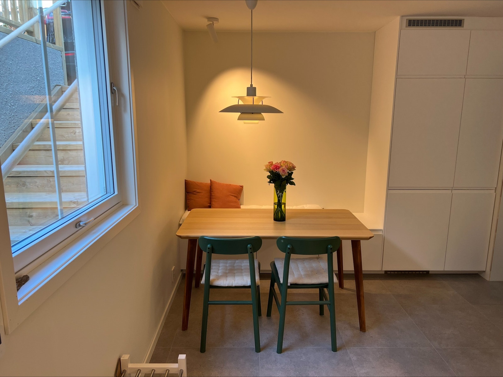 Stort kjøkken med spiseplass og mye oppbevaringsplass Galleribilde