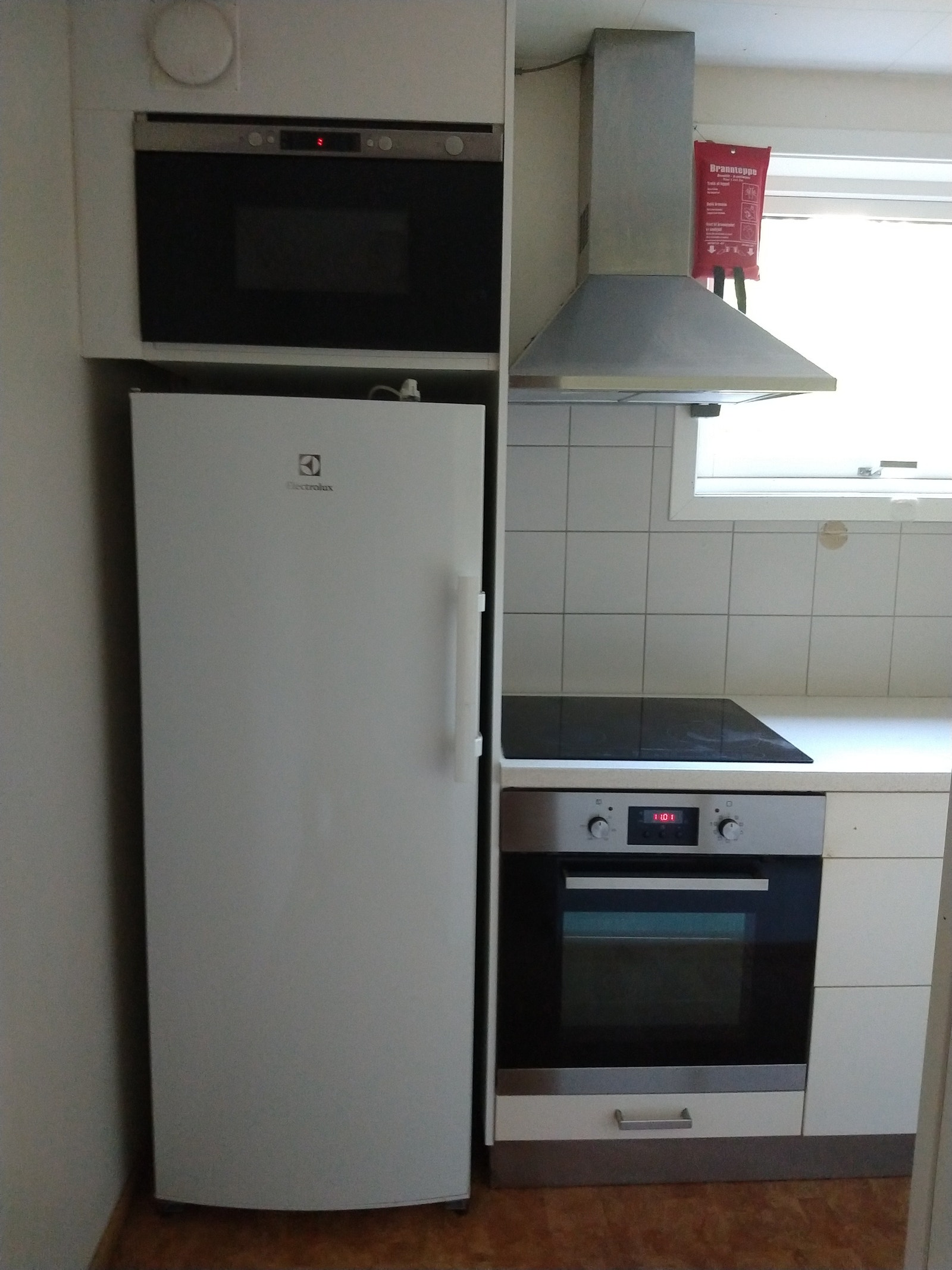 Kjøkkenet er godt ventilert og har gode lysforhold. Her finnes kjøleskap, mikro, stekeovn, stekeplate, oppvaskmaskin og godt med benker og skapplass. Galleribilde