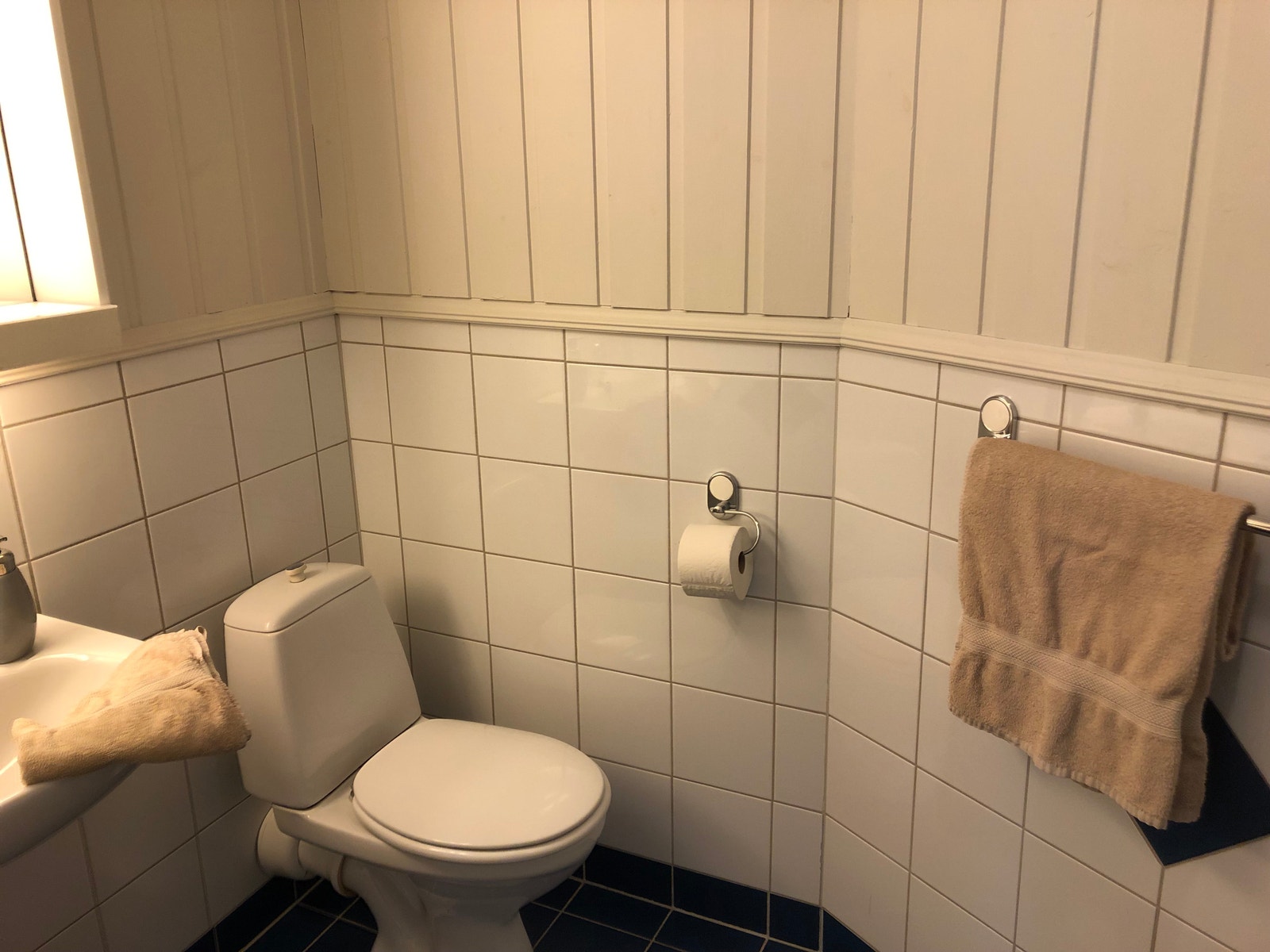 Bad m/vask, wc og dusj. 4 m2. Galleribilde