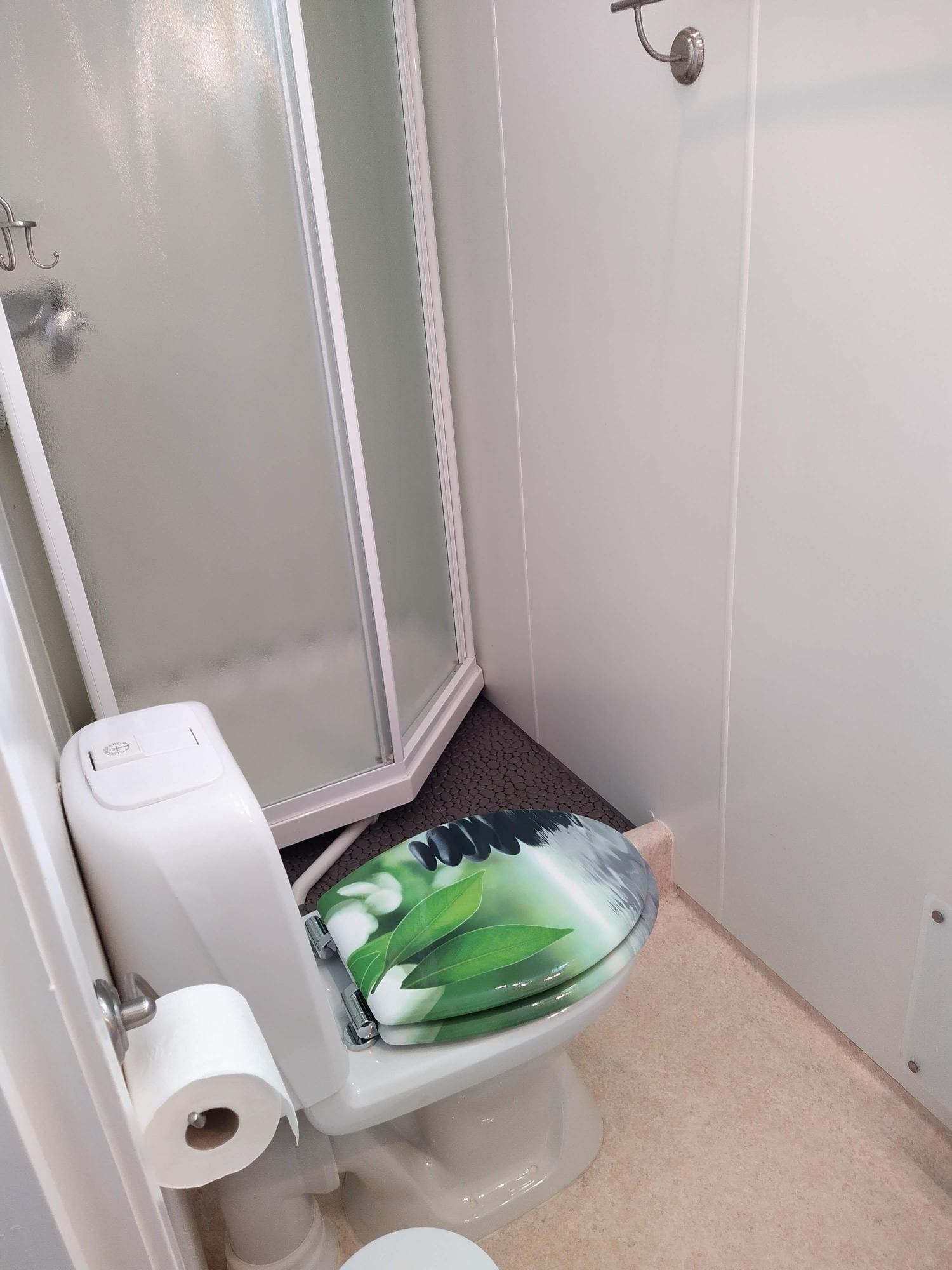 Bad/wc med dusjkabinett og håndkletørker Galleribilde