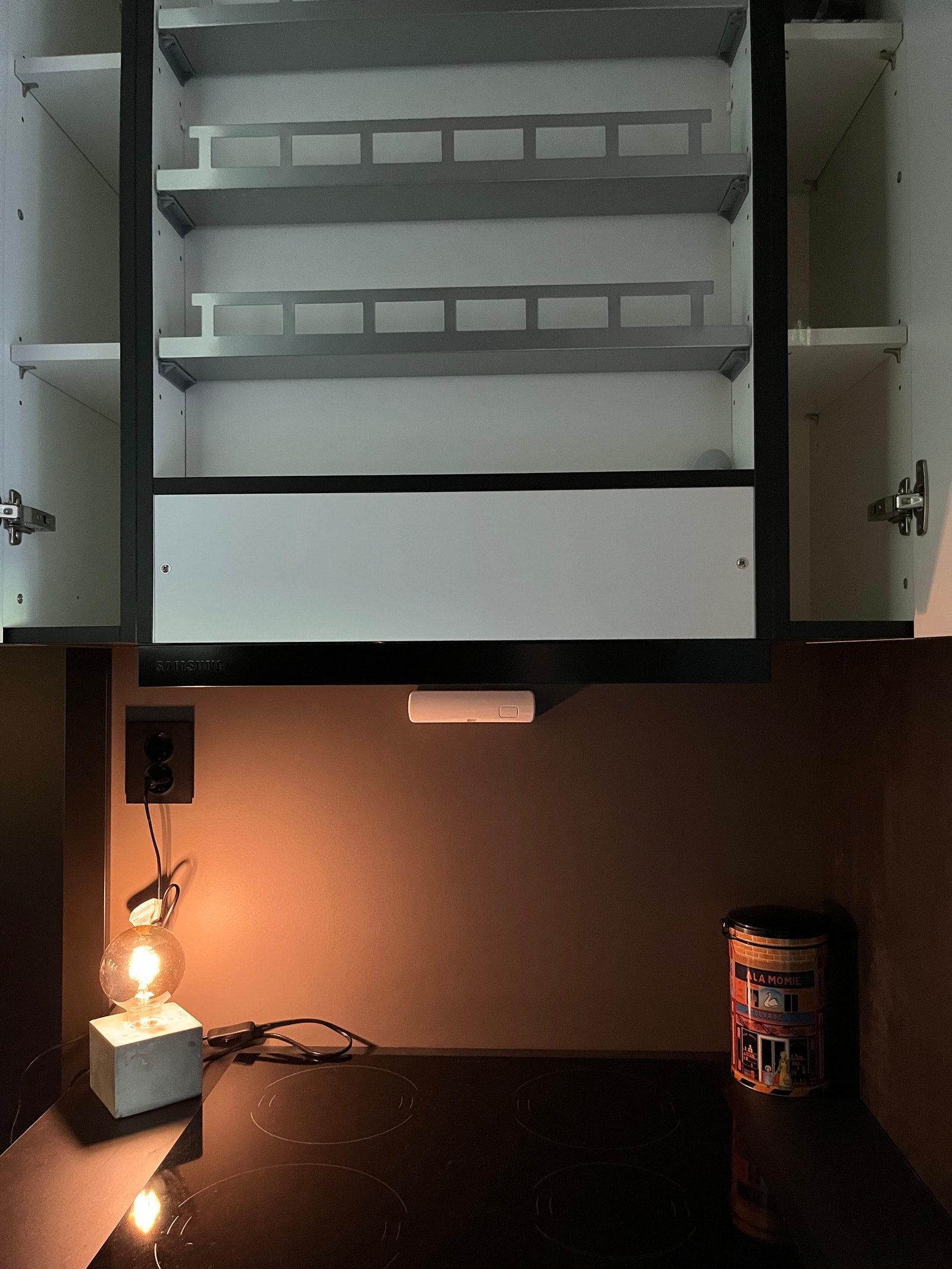 Krydderhylle ved ventilator Galleribilde