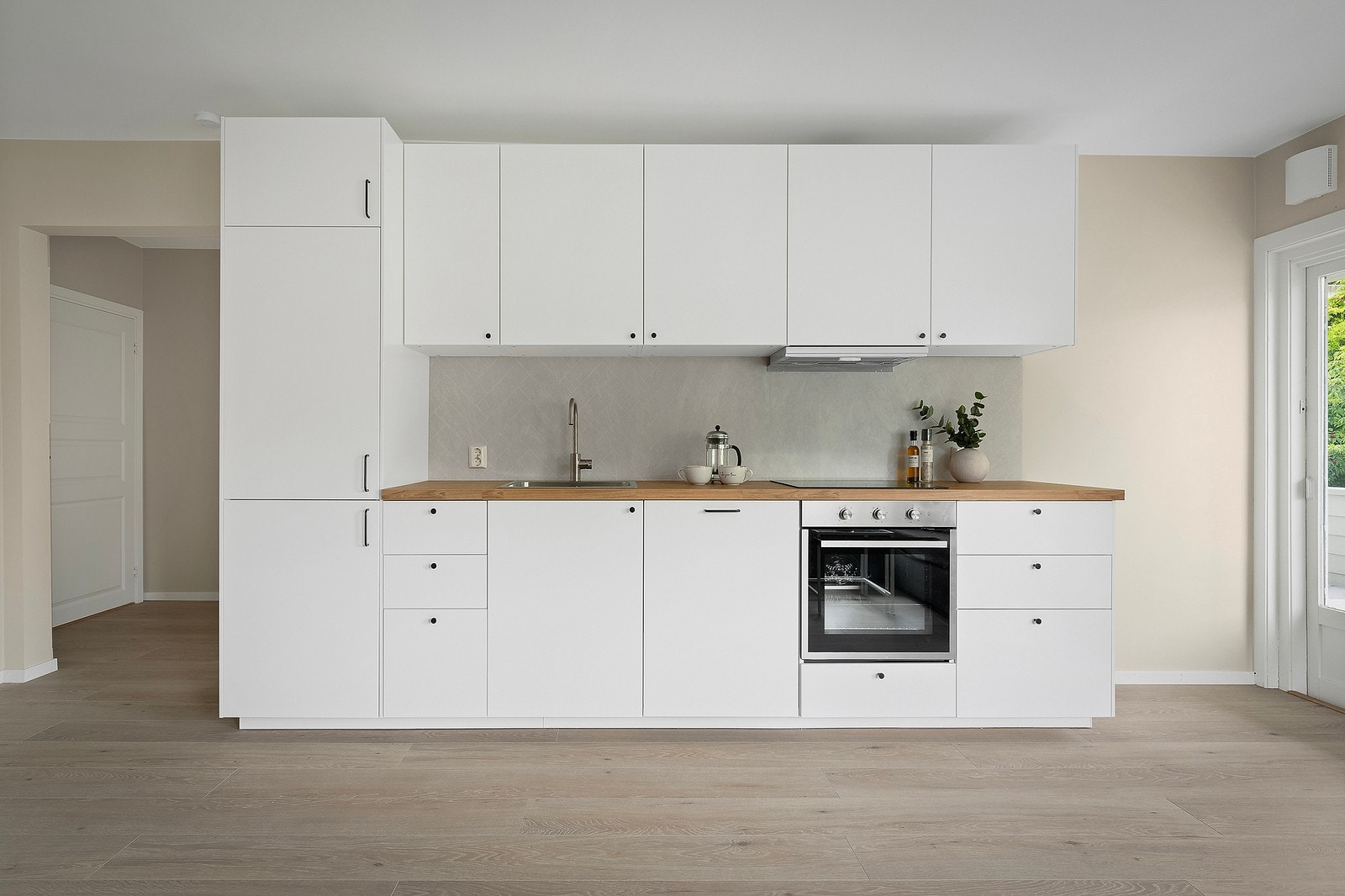 Komplett nytt kjøkken med integrerte hvitevarer - fullt utstyrt med alt du trenger. Galleribilde