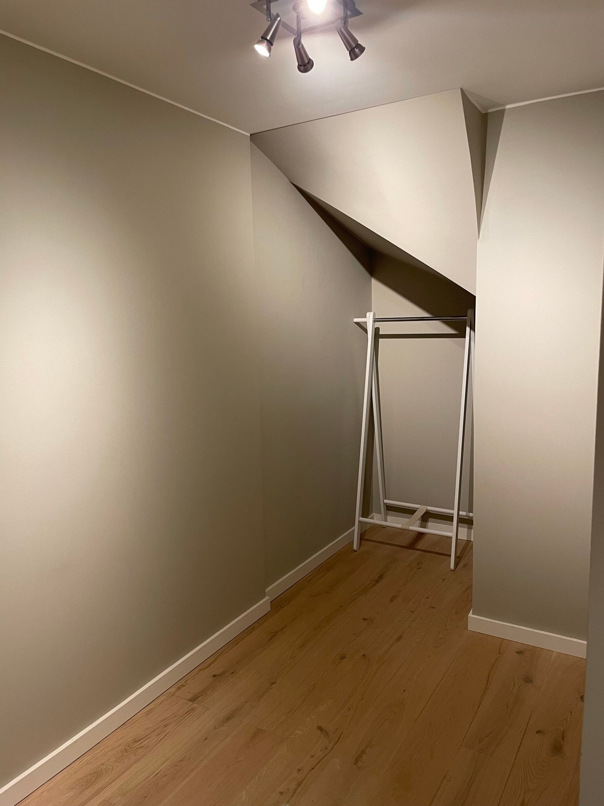 Plass til skap/kommode i sovealkove Galleribilde