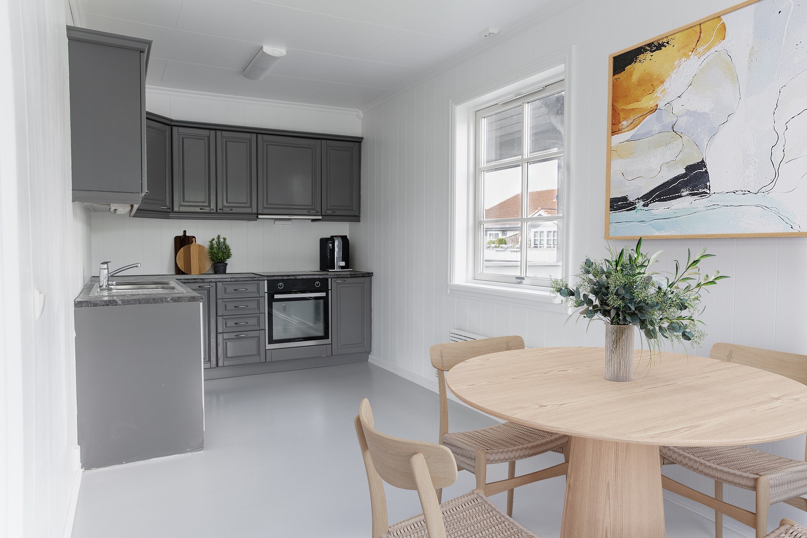 Åpen kjøkkenløsning med spiseplass Galleribilde