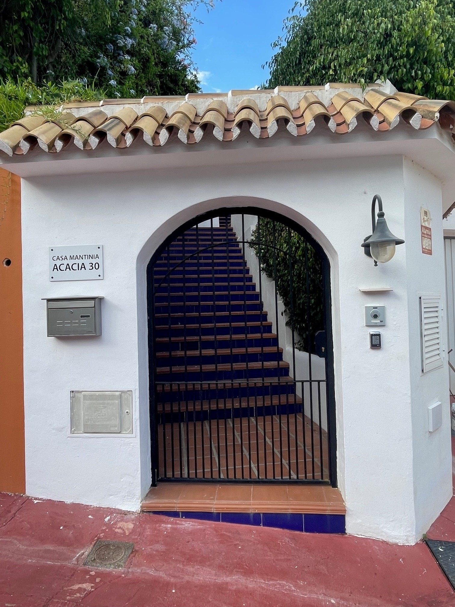 Gateport. Inngang fra Calle des Acacia 30 Galleribilde