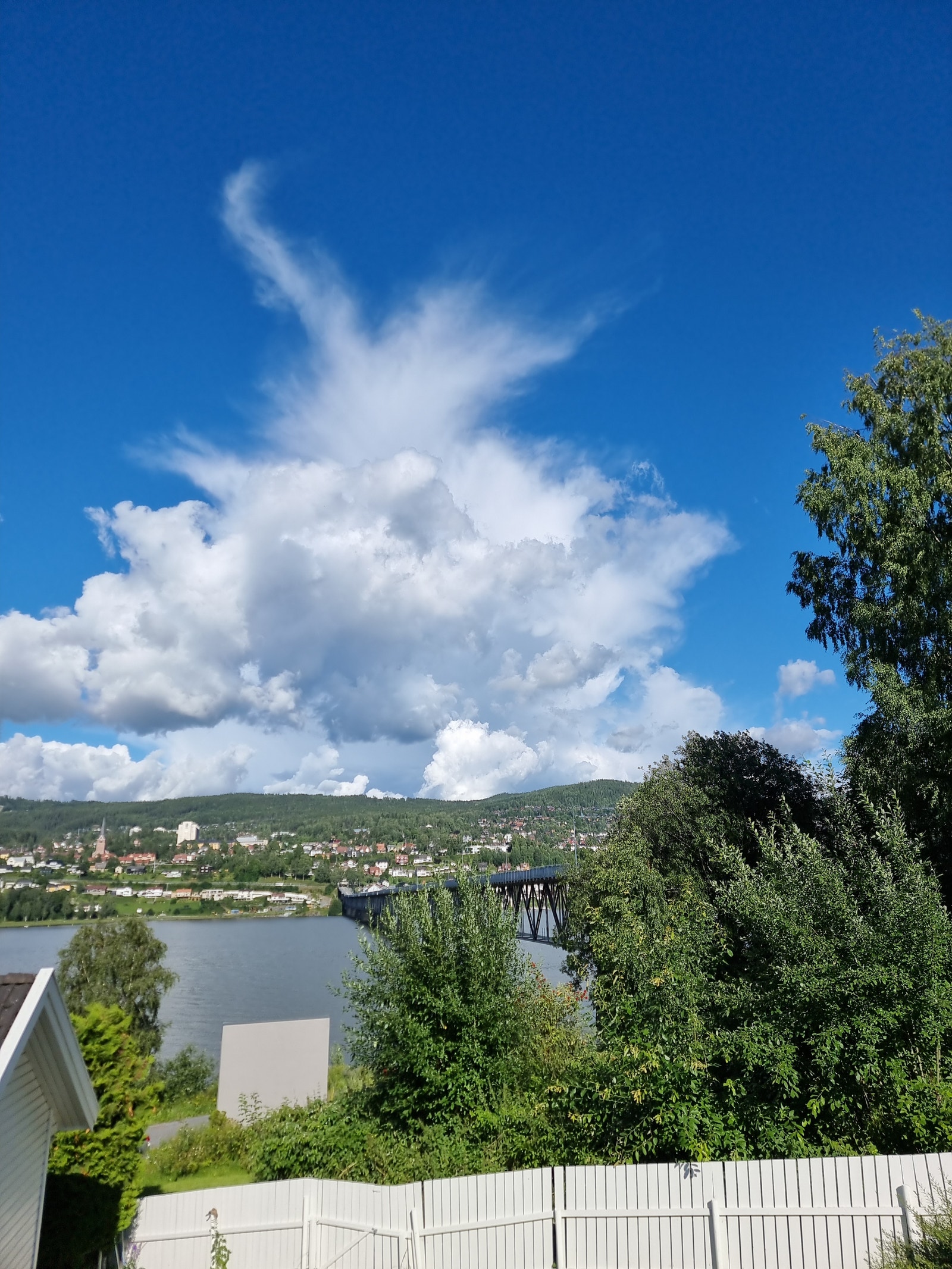 Vingnes brua mot sentrum 15 min er du i gågata. Galleribilde