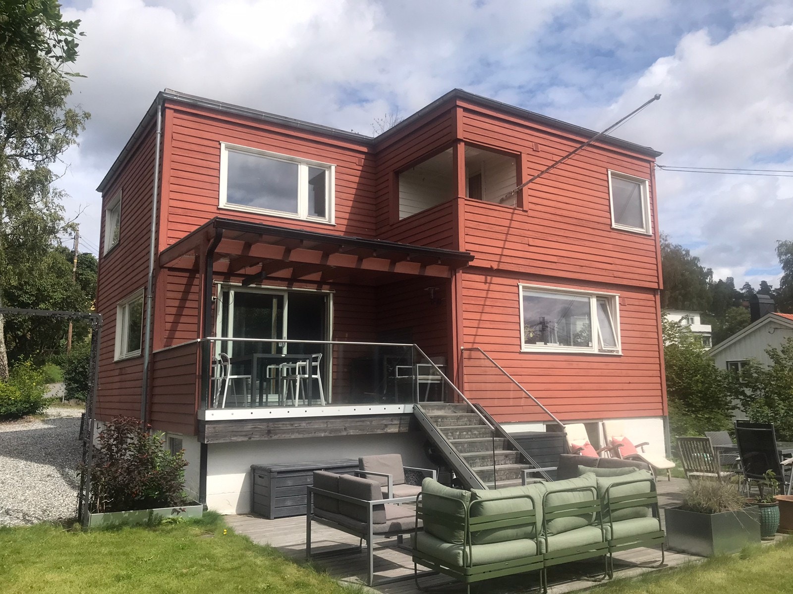 Funkishus tegnet av Ove Bang fra 1932 på 1 måls hjørnetomt. Huset er moderne oppusset, men med bevarte originale detaljer. Galleribilde